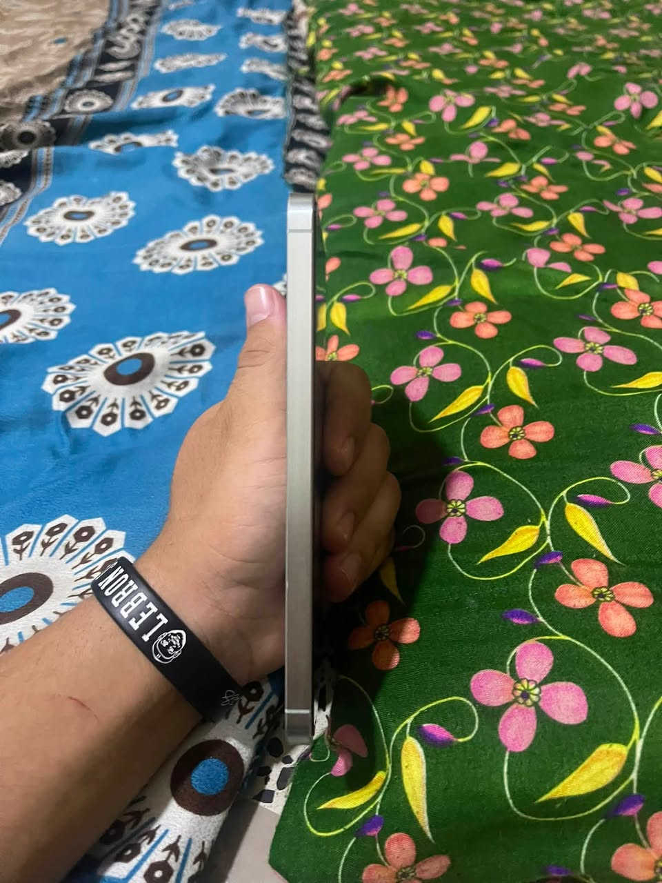 سلام عليكم A56 موبايل جديد بعد طك كارتونه شخط ما بي حته كارتون وشاحنه ماته وياه سعر 450               ***********
