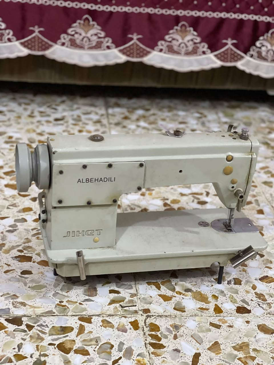 سلام عليكم مكينه خياطه البيع سعر 200 عنوان بغداد دوره جمعيه خير الله ***********
