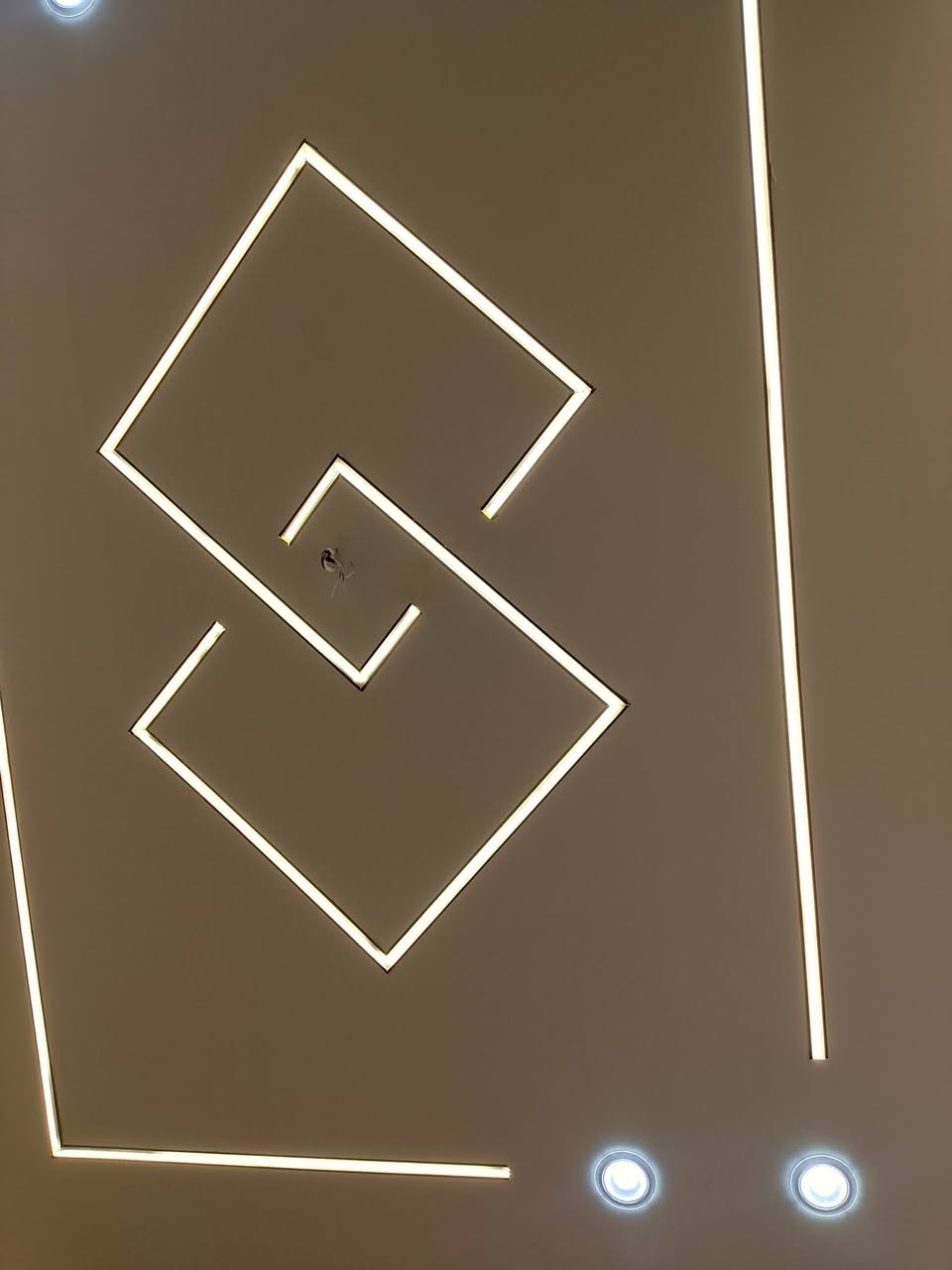بيت للبيع عنوانه بين شارع أبو طالب وشارع الشبانات قرب صيدليه جبل الصبر البيت مدخلين واجها 8متر البيت مساحه الارض 60متر شارع 10متر خدمات فول يحتوي على ستقبال مطبخ 2غرف صاله صحيات 3 بناء طابوق درجه اولى طابقين سند 25قرا محكمه الاستفسار اتصل ***********  /***********
