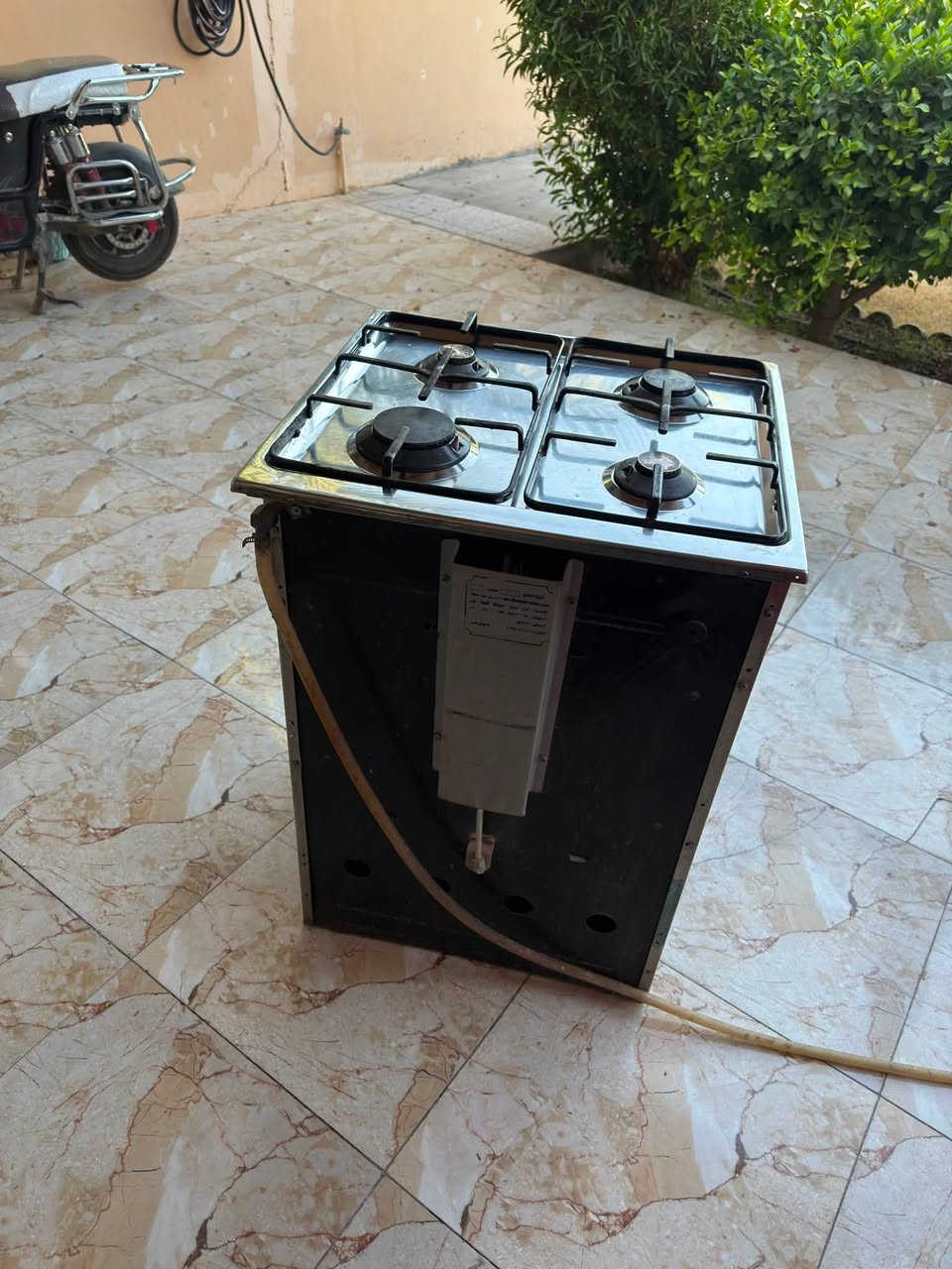 طباخ للبيع اربع عيون كله شغاله و فرن شغال نضيف كلش سعره (75) الف للاستفسار مراسله على الواتساب ***********
