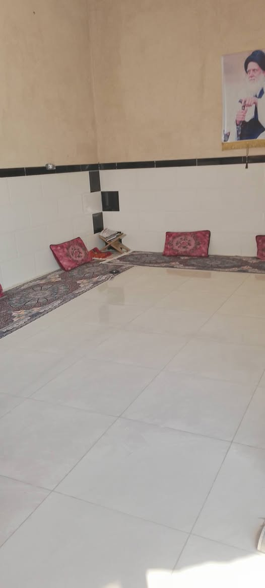 #بيت للبيع مساحه 200م...بناء حديث   بمجمع صلاح أول شارع .. مقابل المستشفى القاسم 
حدل طبقات للارض+بوكس 60×60
بناء طابوق..صب كونكريت ....البيت بيه نواقص غير كامل
4×5غرفه. 
4×4.5 غرفة 
4ونص×8 صاله 
2 مناور للغرف 
5×6 مطبخ 
4.5×6.5 استقبال 
صحيات داخليه وخارجيه 
#السعر 75
اتصال ***********
