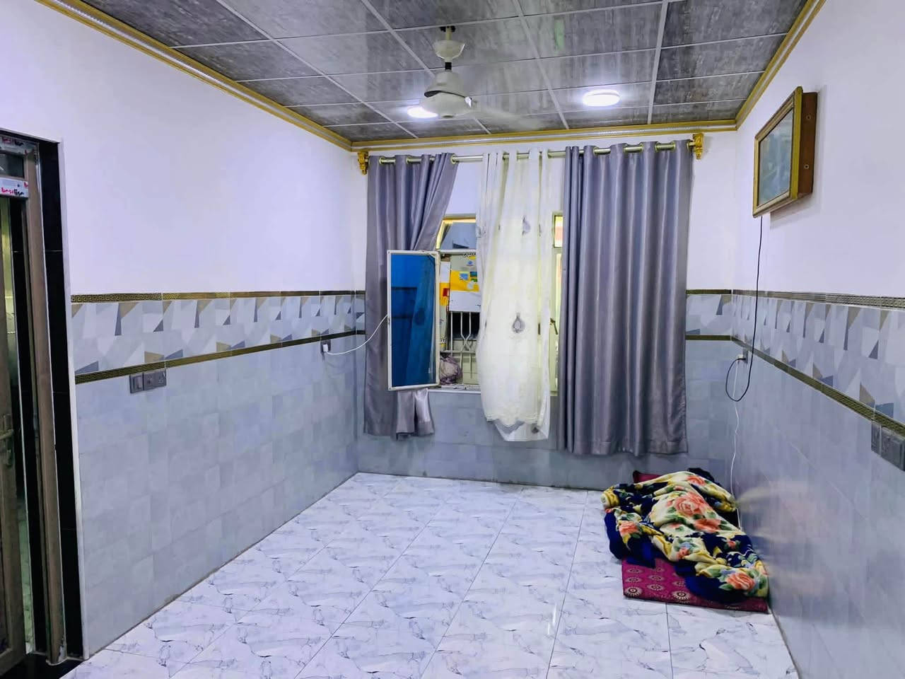 عندي بيت مساحته ٢١٤ متر طابقين جبهه ١٢ متر  طابق الأول غرفتين نوم وهول واستقبال ومطبخ وكراج وحديقه وتواليت خارجي واجهة البيت كلها حلان والطابق الثاني ثلاث غرف نوم وهول ومطبخ وخدمات وبيتونه كاشي والسطح كاشي أيضا سند طابو الزهور تحويل مباشر الطابق الأرضي محدث سيراميك وسقوف وأبواب بلاستك   قرب عداديه فاطمه الزهراء حي التاميم السعر 225مليون اتصل *********** أو ***********@
