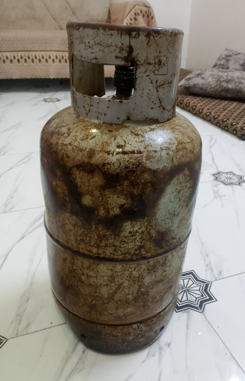 غاز ايراني للبيع مكان حي العسكري كركوك السعر 30 اتصل ***********
