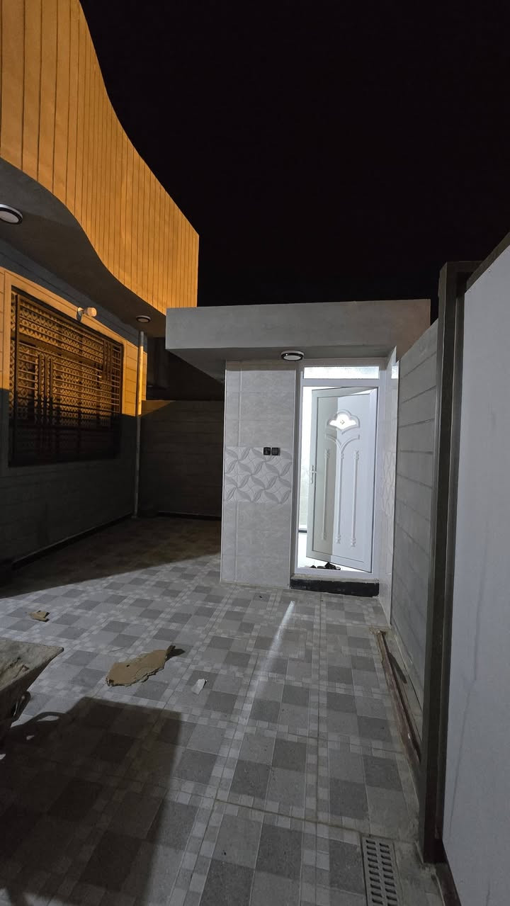 السلام عليكم الدار للبيع المساحه ٢٢٠ متر بناء حديث يحتوه على ٢ غرف نوم وستقبال ٤ حملمات مطبخ صاله كراج سياره /طوريج عنوان شارع عباس سعدي التصال ***********
