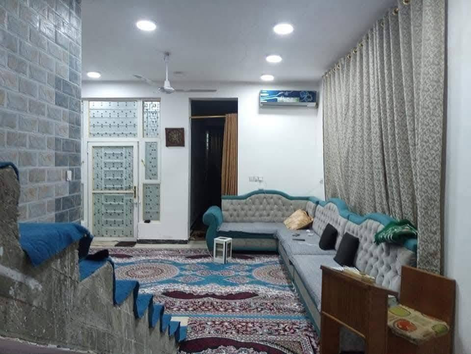 للبيع بيت طابو زراعي سند 25 مساحه 150متر محتوياته غرفه وصاله ومطبخ وكليدور مجمع صحيات ومناور عدد 2 ارضيه مرمر طابق ثاني غرفه هول مجمع صحيات نواقص بي قليله المكان حي صحه قرب بيت المستشار خلف المدهش عرض الشارع 6متر السعر 148مليون 
للأتصال : ***********
