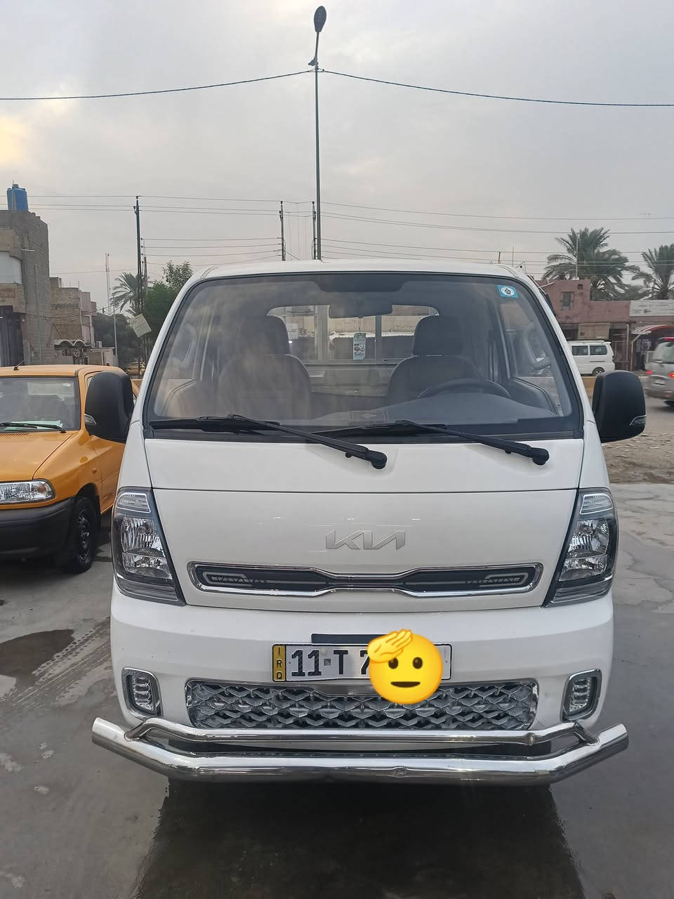 السلام عليكم. كيا عموش موديل 24 رقم بغداد ماشية 24 الف .  شاشه اندرويد . حساسات . كامرة خلفية محيطية . تحكم مري . بيها باب السايق مضروب و امعمر . سعرها 145 بيها مجال قليل . مكان بغداد راشدية  . رقم ***********
