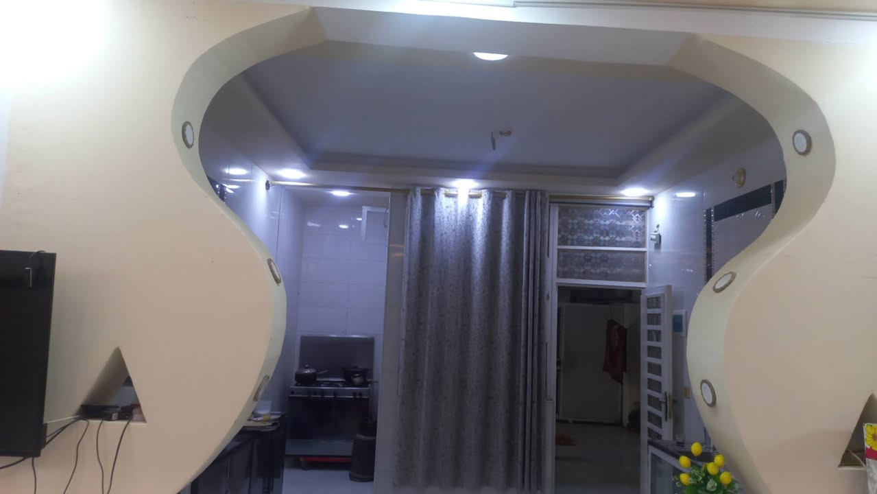 🏡 بيت للبيع – مراوس

 بسعر 90 مليون دينار 

📐 المساحة: 200م² – ركن
🏗️ السقف والأساس: صب كونكريت
🧱 البناء: طابوق نهروان
🛣️ عرض الشارع: 17م

تفاصيل البيت:
• غرفتان كبيرتان، إحداهما سويت
• استقبال وصالة بعرض البيت
• مطبخ حار وبارد
• حمامان داخلي وخارجي
• گراج للسيارة
• أرضيات بورسلين ثقيل بالكامل
• البيت متعوب عليه، والمنطقة نظيفة وهادئة جداً

📜 السند: طابو زراعي، سند 25 + إقرار محكمة باسمك، مشمول بالتطويب.

📍 الموقع: مقابل قرية الغدير، خلف محطة وقود بركات الغدير.

⚡ كافة الخدمات متوفرة:
تبليط • ماء • كهرباء • مولدة خط ذهبي • نت ضوئي

📞 للتفاصيل التواصل: ***********
