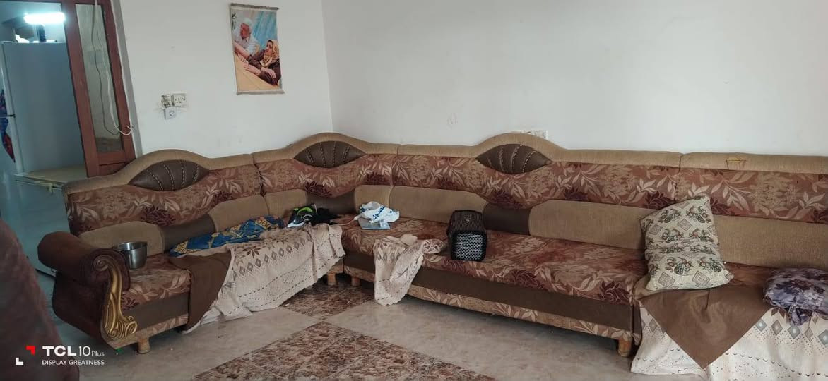 ديوان 15 متر للبيع تعبان يحتاج تجديد خشب عراقي التواصل واتساب سعر مناسب جدا ***********

