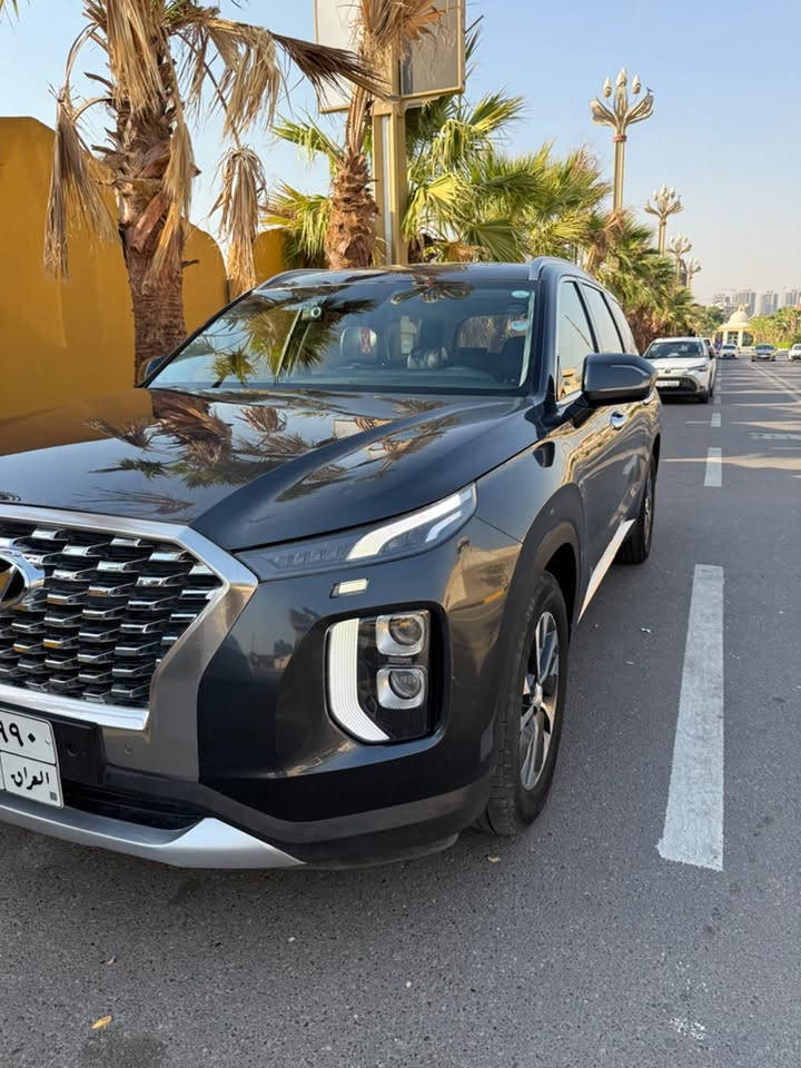 للبيع | Hyundai Palisade 2020 AWD
هيونداي باليسايد موديل 2020
وارد كوري – مواصفات أمريكي
دفع رباعي AWD / HTRAC
ماشية 74,000 كم وقابلة للزيادة.

 المواصفات:

• محرك 3.8 GDI V6 بنزين
• قوة تقارب 295 حصان
• گير أوتوماتيك 8 سرعات Shift-by-Wire
• دفع رباعي ذكي HTRAC AWD
• وضعيات قيادة متعددة
• أوضاع تضاريس للطرق المختلفة
• دخول ذكي وبصمة تشغيل
• تشغيل عن بُعد
• رادار أمامي
• مثبت سرعة ذكي
• نظام تحديد ومساعدة المسار
• بانوراما قطعتين
• 7 راكب
• كراسي منفصلة Captain Seats بالصف الثاني
• كشنات جلد سياحي
• تبريد وتدفئة الكراسي الأمامية
• تبريد وتدفئة الكراسي الخلفية
• تدفئة ستيرن
• شاشة وسطية كبيرة
• كاميرا أمامية وخلفية
• حساسات أمامية وخلفية
• إيرباكات سليمة
• گير إلكتروني بالأزرار
• فرامل يد إلكترونية
• Auto Hold
• تكييف أوتوماتيك 3 مناطق
• تبريد وفتحات هواء موزعة على الصفوف الثلاثة
• منافذ Type-C موزعة على مقاعد السيارة
• تحكم بالمكيف للركاب الخلفيين
• دركسون متعدد الوظائف
• مرايا كهربائية
• إنارة أمامية وخلفية LED
• Roof Rails
• جنوط ألمنيوم
• تخم تايرات جديد
• مساحة داخلية كبيرة جداً مع صف ثالث
• داخلية جلد أسود بتطريز ماسي
• السيارة محافظة من الداخل والخارج.

تفاصيل الضرر :

الضرر الرئيسي بالوارد كان في الباب الخلفي خلف السائق، وتم تعديله سحب بارد بدون صبغ.

داخل العراق صار تلحيظ بسيط بباب السائق بحدود شبر تقريباً وتم تعديله أيضاً سحب بارد بدون صبغ.

كذلك توجد ضربة بسيطة بالصندوق الخلفي، تركتها مثل ما هي لضيق الوقت، وتحتاج فقط سحب وتعديل بسيط.

بشكل عام الضرر بسيط جداً ومذكور بالكامل حتى يكون المشتري على علم بكل تفاصيل السيارة من البداية.

المسافة المقطوعة : 74,000 كيلو متر قابل للزيادة

السعر المطلوب: 25,500 دولار 💵
قابل للتفاوض بالمعقول للمشتري الجاد .
للتواصل واتساب ***********
