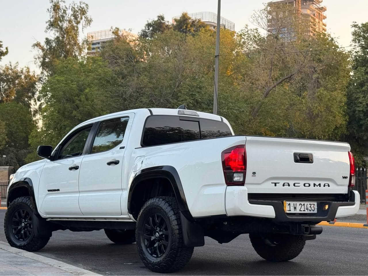 🔥 TOYOTA TACOMA 2023 SR5 V6 3.5 🔥

      للبيع تويوتا تاكوما 2023 فئة SR5 ممشى قليل جداً وبسعر مناسب جداً

الممشى: 12,000 الف ( بالعراق ماشية فقط 2000 )

المواصفات: SR5
الوارد: أمريكي 
حجم المحرك: 6 سلندر 3.5
اللون: ابيض
الدفع: 2WD دفع خلفي 
الرقم: بغداد 

الحادث
البنيد مصبوغ 
الجاملغ الأمامي الأيمن مصبوغ
الجاملغ الأمامي الأيسر خشمه مصبوغ
الباب الأمامية مال الراكب نصها مصبوغة

تصليح درجة أولى مستوردها على أيدي ومصروف عليها مثل ما تشوفون بالصور و السيارة ابد ما ماشية استخدام قليل ونظيف جداً 

كير مكينة تبريد صدر كله مكفول 

 السيارة رقم بغداد بإسمي تحويل مباشر 

السعر: 215$ وبيها مجال 

للتواصل: ***********
العنوان: بغداد ابو نؤاس بغداد, العراق
