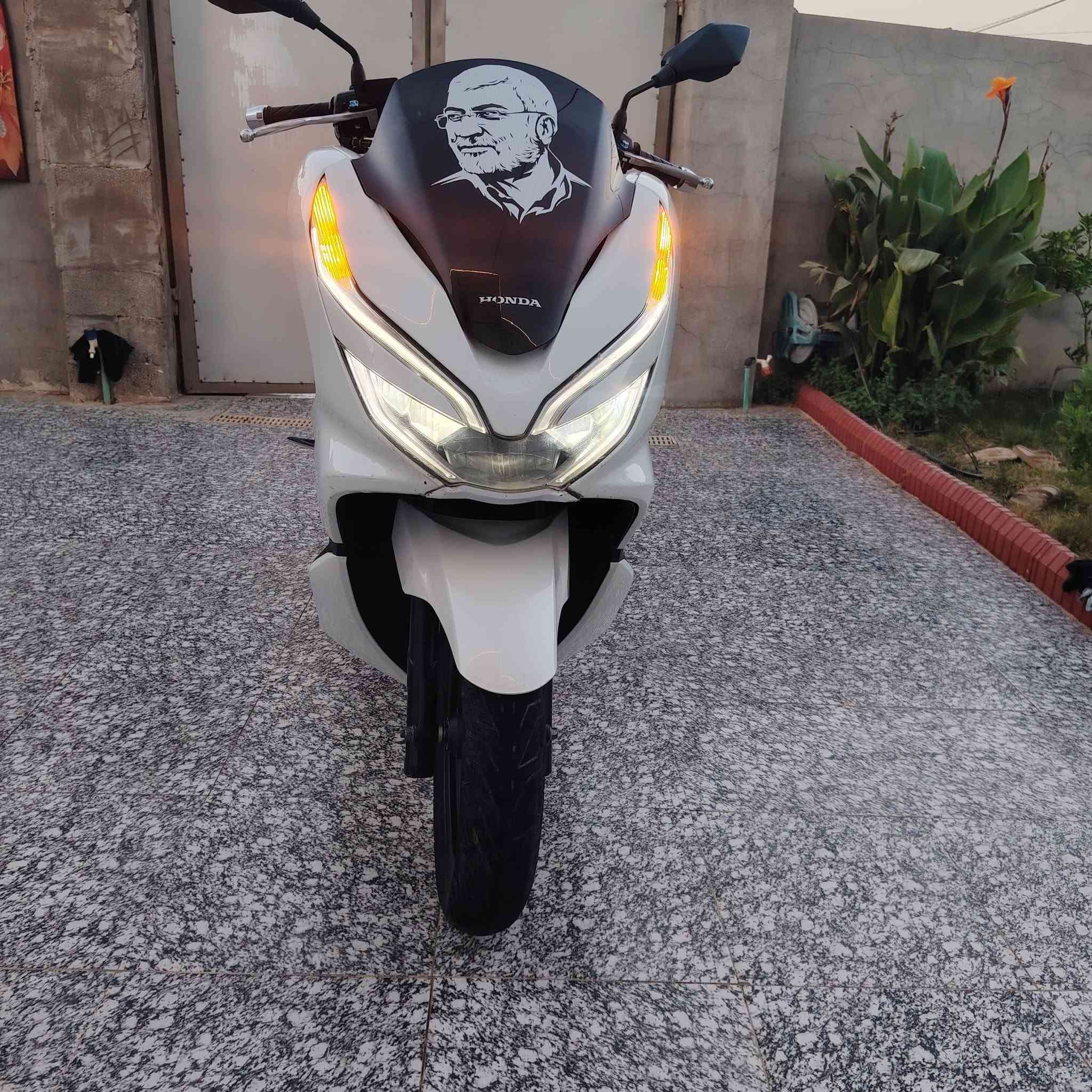 سلام عليكم.. PCX جيل ثالث  ياباني  JF  بصمه دكمتين عداد الكتروني  مكينه ما فتوح بيها برغي وكفرات بلاد  لون ابيظ صدفي  لسعر 17  ونص مكان واسط الموفقيه اتصال ***********
