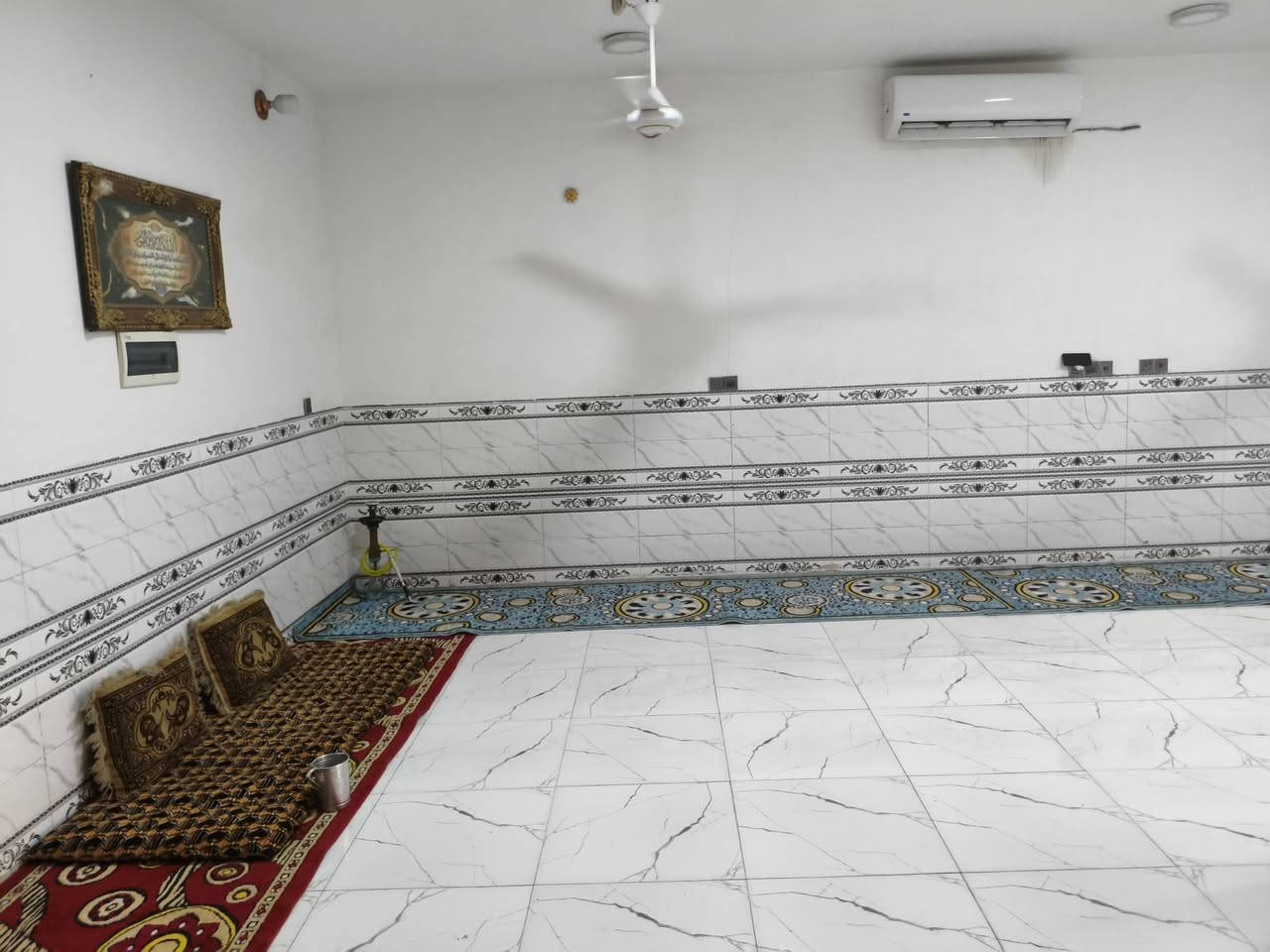 بيت مساحه 500 متر البناء 200 متره طابوق بناء جديد طاب صرف تحويل مباشر قرب شارع 20 تبلي تبليط جديد ***********
