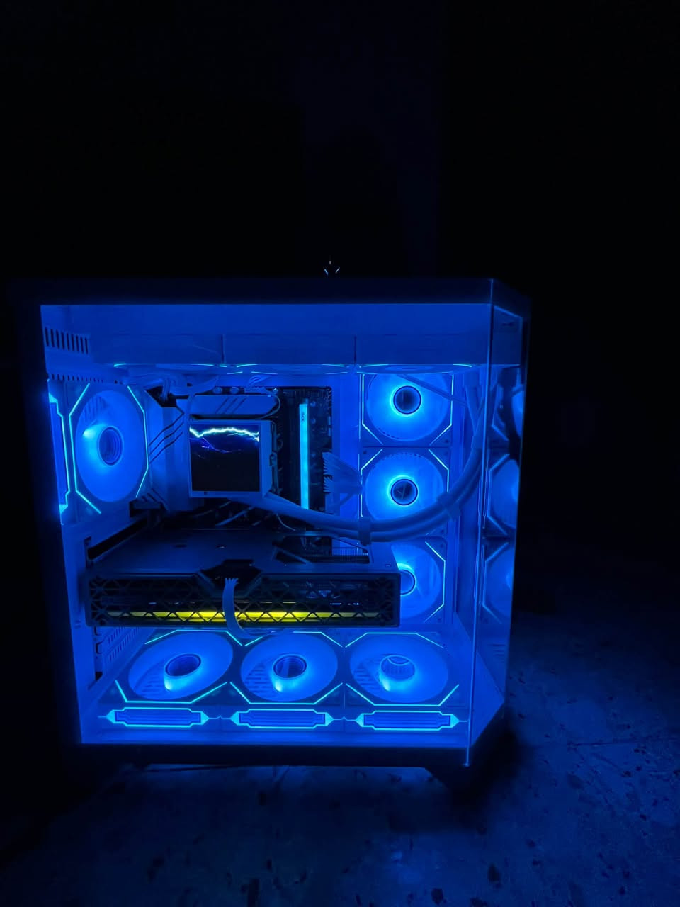 PC للبيع 
MSI MontMAG :255 F E20 165hz 27 2k
GPU || rx9060xt 16gb
CPU || intel cor-i5 14600KF
Motherboard || z790 asus prime q WiFi 
storage || WD Blue SN5000 1TB , 5150MB/s M.2 NVME , PCIe 4.0 
Case : Sama 620 7 Fan ARGB with
Cooler || Thermalright Hyper Vision 360 ARGB Liquid Cooler – White
Power supply || Segotep Gold GN750W
RAM || RGB DDR5 16GB (6000MHz CL30)
