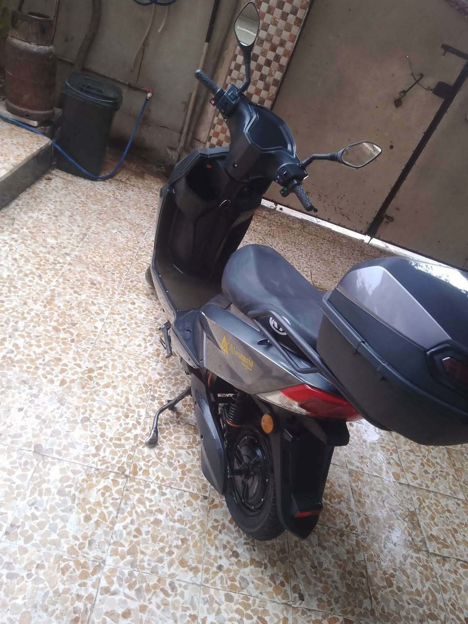 للبيع سكنس نضيف كلو شرط من ملف و عقل و تايرات و درع و بطاريات جدد اصليات قبل اسبوعين شديتهن يقرن 13و نص السعر 550 قفل من الاخير مكاني الايسر 
***********
***********
