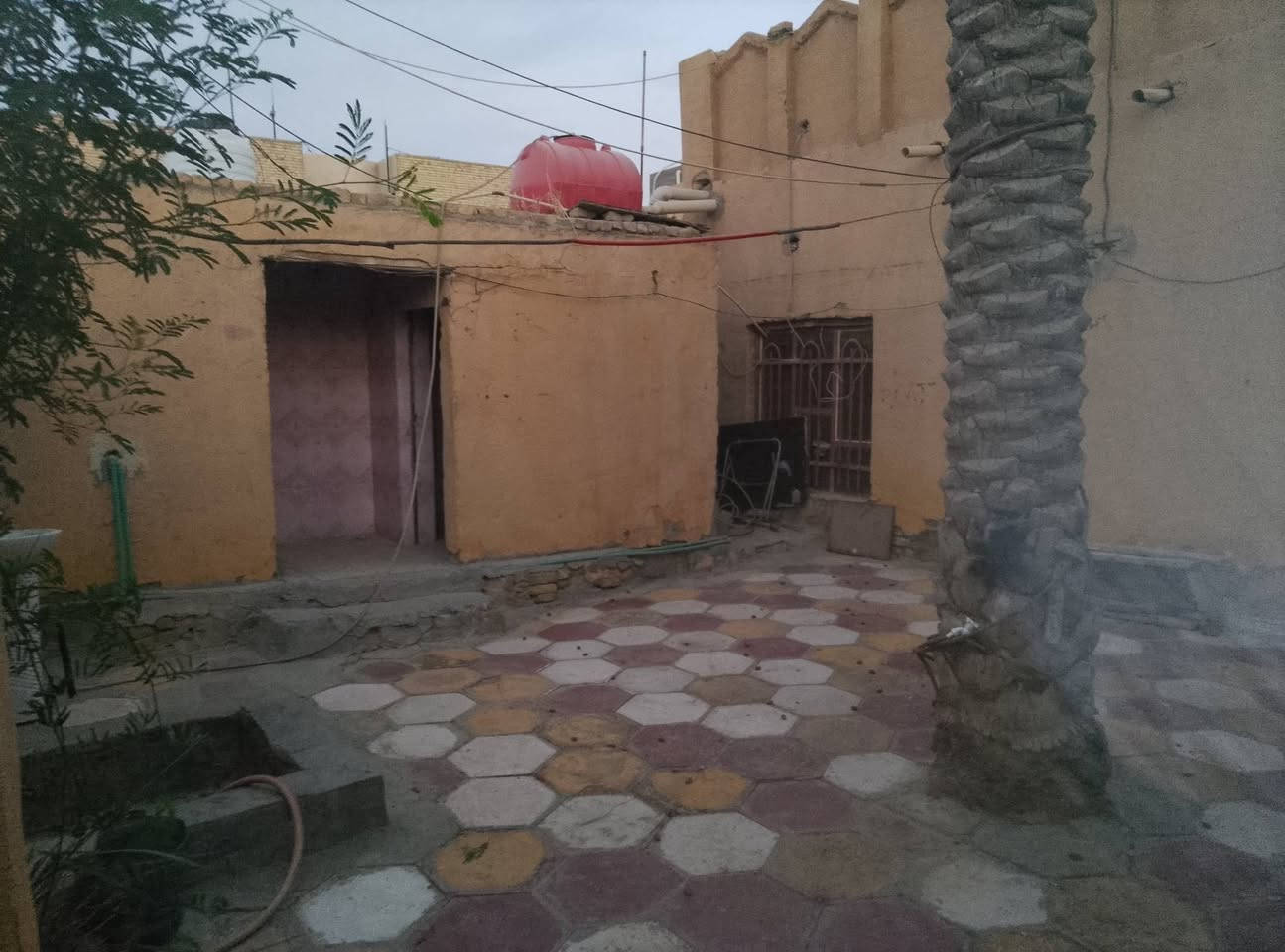 بيت طابو صرف للبيع المساحه 230،البيت يتكون من اربع غرف نوم وصاله وديوانيه وحمامات خارجيه وداخليه 
البيت طابقين العنوان الصوب الثاني يم محطات الماي الارز 
للاستفسار الاتصال ع الرقم ***********
