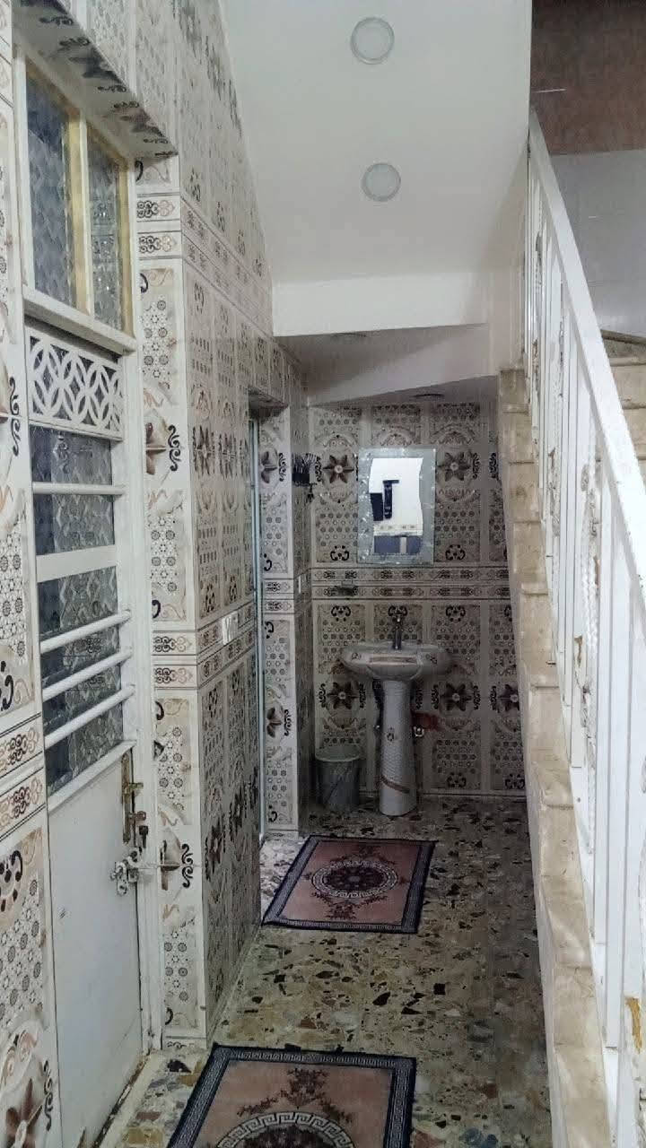 السلام وعليكم
بيت للبيع شارع احمد الوائلي قرب قصابه مسلم وإخوانه ثاني بيت عن الشارع المساحة ١٥٠ م الواجهه /١٥ النزال/١٠ يحتوي على ٤ غرف نوم واستقبال وصاله ومنور ومطبخ  للاستفسار الاتصال على الرقم *********** طابو صرف زراعي
