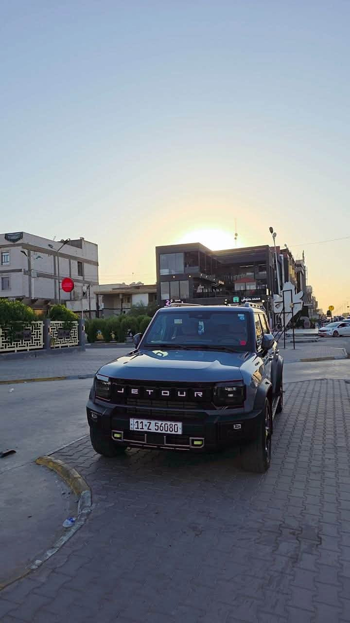 جيتورjetour T2 2025 luxury كفالة عامة 
ماشية 31 الف …السعر 238 ورقة مع مجال بسيط
للاستفسار الاتصال ***********

المحرك: محرك 2.0 لتر تيربو 4 سلندر حقن مباشر
نظام الدفع : دفع رباعي AWD متطور من BorgWarner
• كاميرات محيطية 540 درجة
• رادار تفاعلي
• نظام التحذير من التصادم الأمامي و الخلفي
• نظام تحذير مغادرة المسرب
• نظام المساعدة للبقاء في المسرب
• نظام القيادة شبه الذاتية
• نظام مراقبة النقطة العمياء 
• نظام الكبح التلقائي في حالة الطوارئ
• حساسات اصطفاف أمامية وخلفية
• نظام الفرامل اليديوية الأوتوماتيكي (Autohold)
• ماسحات الزجاج الامامي مع حساس تلقائي للمطر
• 6 وسائد هوائية امامية وجانبية عدد
• نظام المكابح المانعة للانغلاق ABS
• نظام التحكم بالثبات ESC
• نظام التحكم بنزول المنحدرات
• نظام مساعد لصعود المرتفعات
المواصفات الداخلية والخارجية:
• شاشة عرض ترفيهية قياس 15.6 إنش 
• شاشة عرض معلومات القيادة قياس 10.25 إنش 
• نظام ابل كاربلاي واندرويد اوتو 
• نظام صوتي فاخر 12 سماعة نوع SONY
• نظام أوامر وتحكم صوتي
• فتحة سقف بانوراما 
• مقصورة الركاب من الجلد الفاخر
• مقعد السائق والراكب تبريد
• مقعد السائق والراكب كهربائي
• مقعد السائق والراكب مزود بذاكرة لحفظ 3 وضعيات الجلوس 
• إنارة محيطية مع إضاءة ترحيبية 
• نظام تقليل الضجيج داخل المقصورة النشط
• شاحن هاتف لاسلكي سريع
• الأضواء الأمامية والخلفية أوتوماتيكية ليد (LED)
• نظام التحكم الذكي بالإنارة العالية
• مرايا خارجية قابلة للطي كهربائياً
• ويل الالمنيوم قياس 20 إنش 
• نظام الدخول الذكي (بصمة)
• قفل/فتح النوافذ والبانوراما بالبصمة
• مسند الذراع الوسطي مع ثلاجة
• باب الصندوق شفط وبصمة
• وضعيات قيادة متعددة للطرق الوعرة
• دوسات جانبية

