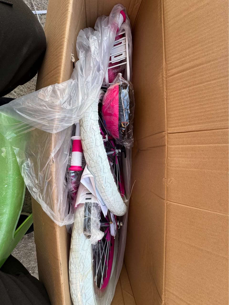 پاسکیل
نوێ و کەپس هەڵنەپچڕاو و نەبستراو
رەنگی پەمەی
کڵاوی سەلامەتی و مەتارەی ئاوی خۆی لەگەڵە
قیاسی ١٦
نرخ:تەنها١٢٥هەزار
گەیاندن هەیە
*********** سوران, أربيل
