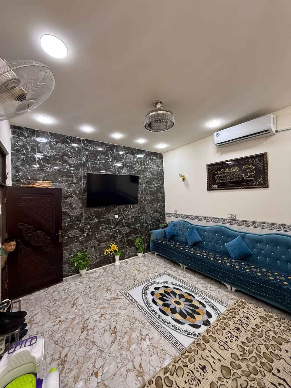 البيت البيع منطقة عداديه التجاره بيت 🏠 حديث بناء 2024  مساحته 142 متر طابق واحد جنس الدار طابو صرف سعره تصل اله رقم غرفتين  نوام بي***********

نص مكتوب في الصور:
- قص