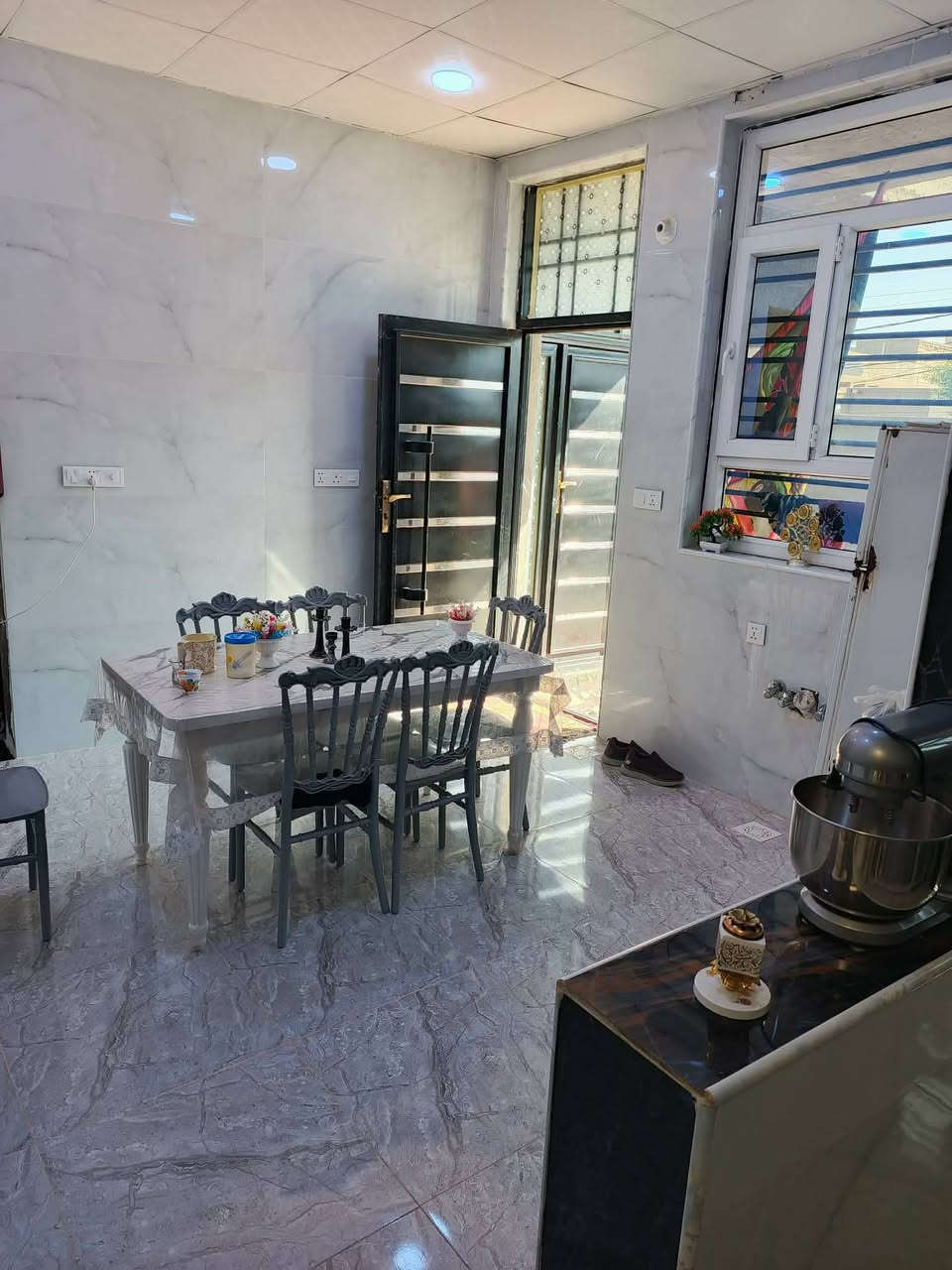 🏠 بيت للبيع 🏠
📍 الموقع: الحيره - حي النصر - خلف جامع الرحمن
📐 المساحة: 208 متر مربع مع فضله 40 متر ( طابقين ) 
🔴يحتوي على: 4 غرف - صاله - استقبال - مطبخ حار وبارد - صيحات عدد 2 - كراج - حديقه)
💵 السعر المطلوب 100 مليون
السعر الكلي 140 مليون 
مطلوب للاسكان 40 مليون
الكفيل صاحب السند
⭐(البيت ضمن مواصفات عاليه باقي التفاصيل خاص)⭐
📞 للمزيد من التفاصيل والاستفسار:
🏢 المراجعة: مكتب الجنابي للعقار
📱 الاتصال مباشر: ***********
