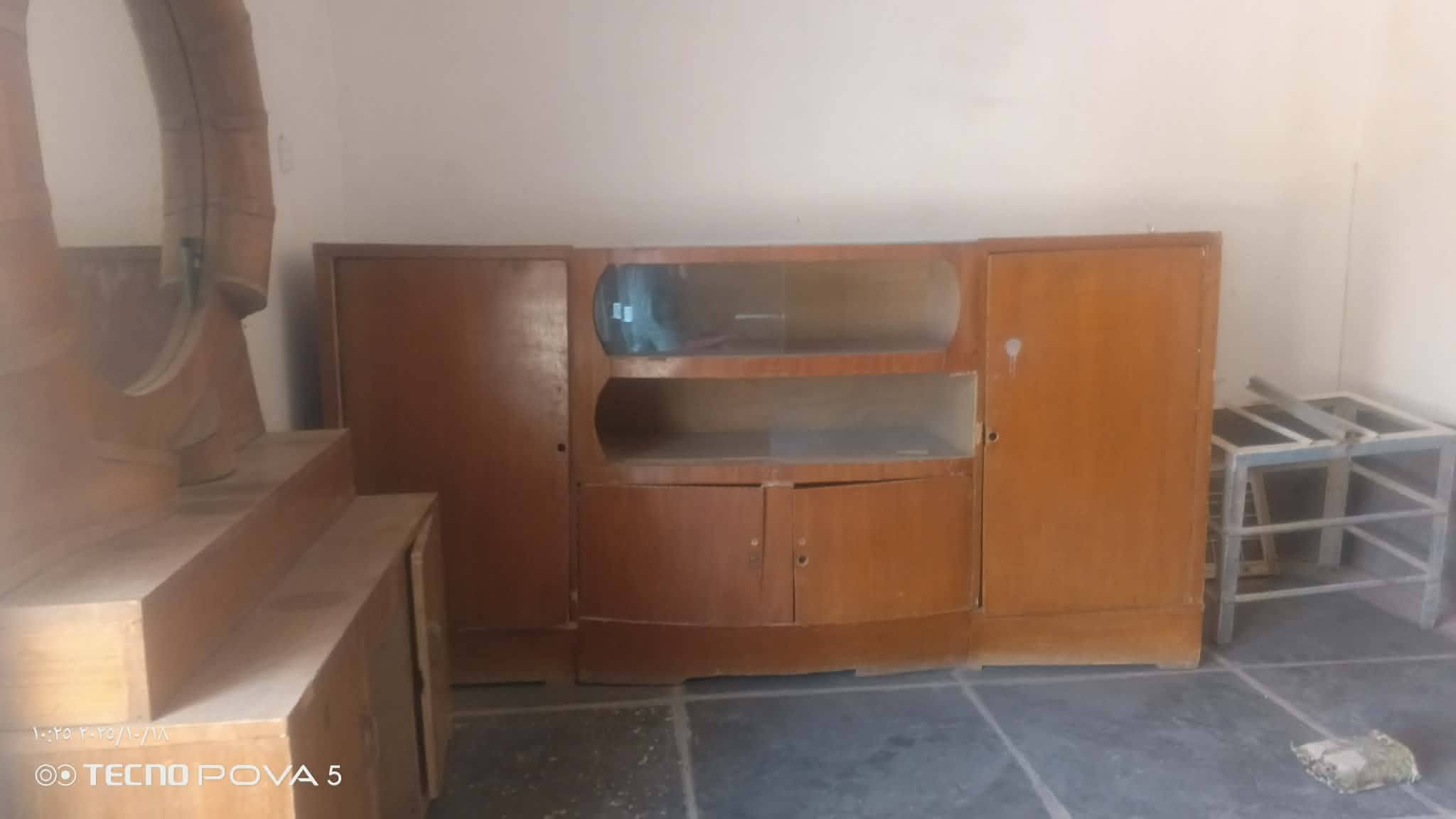 للبيع غرفه خشاب نقص جربايه  السعر ٣٠٠ وبيها مجال العنوان الديوانية المركز *********** مع بوفيه

نص مكتوب في الصور:
- ١٠:٢٦ ٢٠٢٥/١٠/١٨
- TECNO POVA 5
- ١٠:٢٥ ٢٠٢٥/١٠/١٨
- ١٠:٢٧ ٢٠٢٥/١٠/١٨