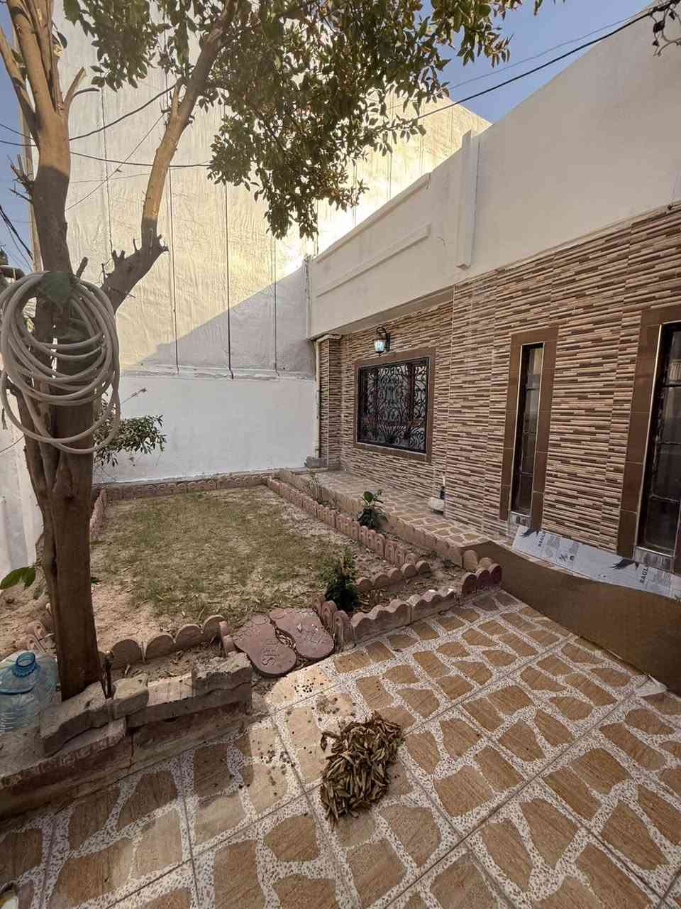 🏡✨ دار للإيجار – 200 متر | طابقين ✨

📐 المساحة: 200 متر
🛏️ 3 غرف نوم
🛋️ هول + استقبال
🍳 مطبخ
🚿 صحيات
🚗 كراج
🌳 حديقة

📍 شارع القدس – قرب مصرف الأهلي العراقي

💰 الإيجار: 450 ألف دينار شهريًا

📞 للاستفسار والتفاصيل:
***********
***********

🏢 الفيصل للعقارات و الاستثمار
📍 كركوك – نهاية شارع القدس – مجمع فلوريا – قرب مصرف الأهلي العراقي

نص مكتوب في الصور:
- الفيصل للعقارات دار للإيجار