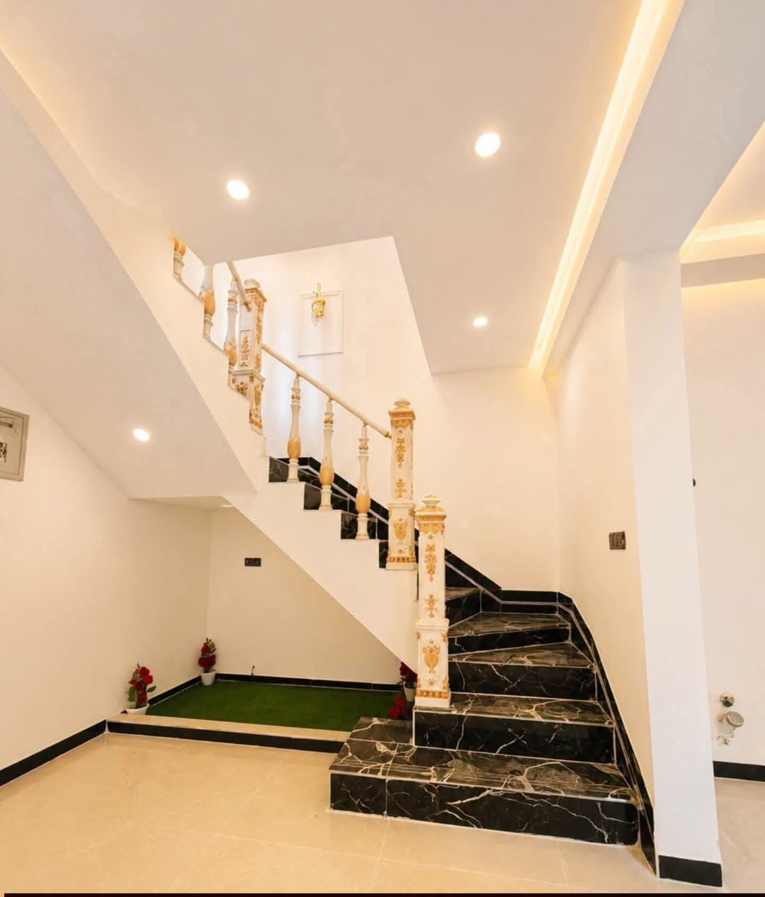 🏡 دار فخم ملكي للبيع | تكريت – الديوم – منطقة التوحيد ✨
🔥 فرصة مميزة للسكن الراقي والاستثمار

📐 المساحة: 200 متر
📏 الواجهة: 10 متر
📏 النزال: 20 متر
🛣️ شارع الدار: 15 متر

🏠 تفاصيل الدار:
• 4 غرف نوم
• صالة
• استقبال
• مطبخ
• 3 مجموعات صحيات
• سحب مغربي ملكي
• واجهة حجر فخمة
• نظام جزامات
• نظام كاميرات دفن
• نظام إنترنت دفن
• نظام غاز دفن
• نظام دكتات
• كراج سيارة 🚗
• حديقة بيت 🌿
• بناء وتشطيب شغل فول الفول – درجة أولى ⭐

📍 الموقع مميز جداً
قريب من المدرسة، وجميع الخدمات كلها يمك.

💎 دار راقية، موقع ممتاز، وتشطيب يليق بالذوق الرفيع.

📞 للاستفسار والحجز:
 
*********** ابو رحمه 

 مكتب ابورداد وشركاء
