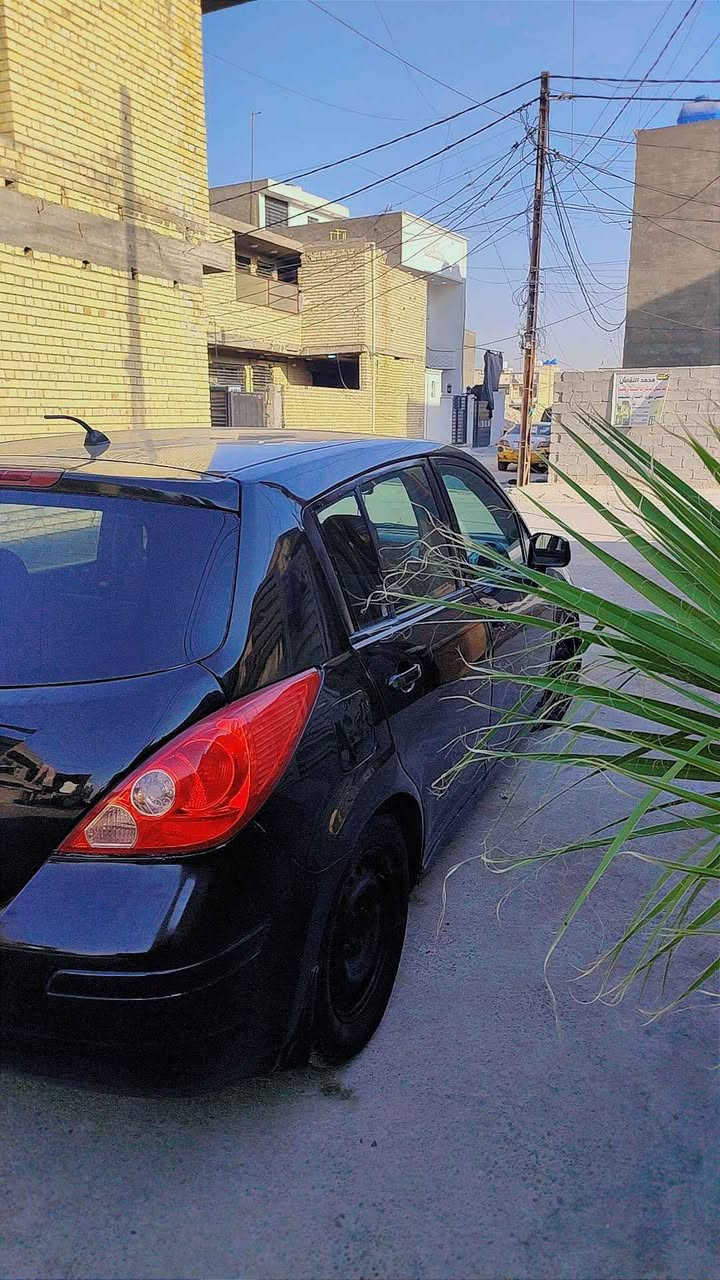 نيسان فيرسا 2008 للبيع وارد امريكي حادثها جنطه وبيها صبغ بابتين والجاملغ كلير جهة السايق تبريد شغال كير At مكينه جديده سياره نضيفه ومتعوب عليها السعر 57 وبيها مجال بسيط 
*********** العنوان الغزاليه الشراي يتصل بي واتس اب بغداد, العراق
