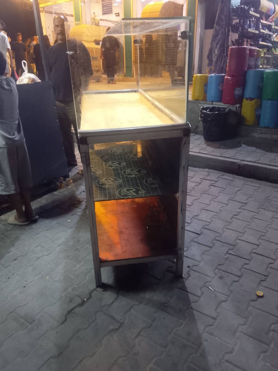 سلام عليكم عندي ميز مال فلافل نضيف بي جام خانه وعندي طباخ مال فلافل رقم الهاتف *********** والسعر خاص
