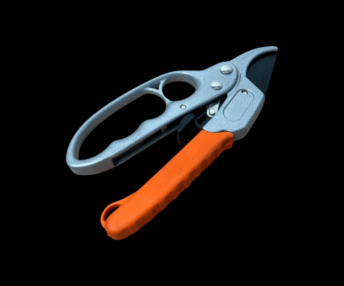 وصل حديثاً ♥️🔥 
مقص تقليم الحدائق✂️
مثالي لتقليم الأشجار والزهور والنباتات في الحدائق.
يمكن استخدامه بسهولة لقص الأغصان والأوراق الجافة أو غير المرغوب فيها.
أداة لا غنى عنها لمحبي الحدائق والمزارعين.
المميزات:
مقص تقليم قوي ودقيق مصمم لتحمل الضغط.
مقبض مريح مع تصميم مضاد للانزلاق يضمن التحكم الكامل أثناء الاستخدام.
شفرات حادة مصنوعة من الفولاذ المقاوم للصدأ لضمان القطع السلس والدائم.
تصميم خفيف الوزن يسهل حمله واستخدامه لفترات طويلة دون تعب.
سعر 10الف /توصيل لكل محافظات العراق بي5الف ماعد بغداد 3الف