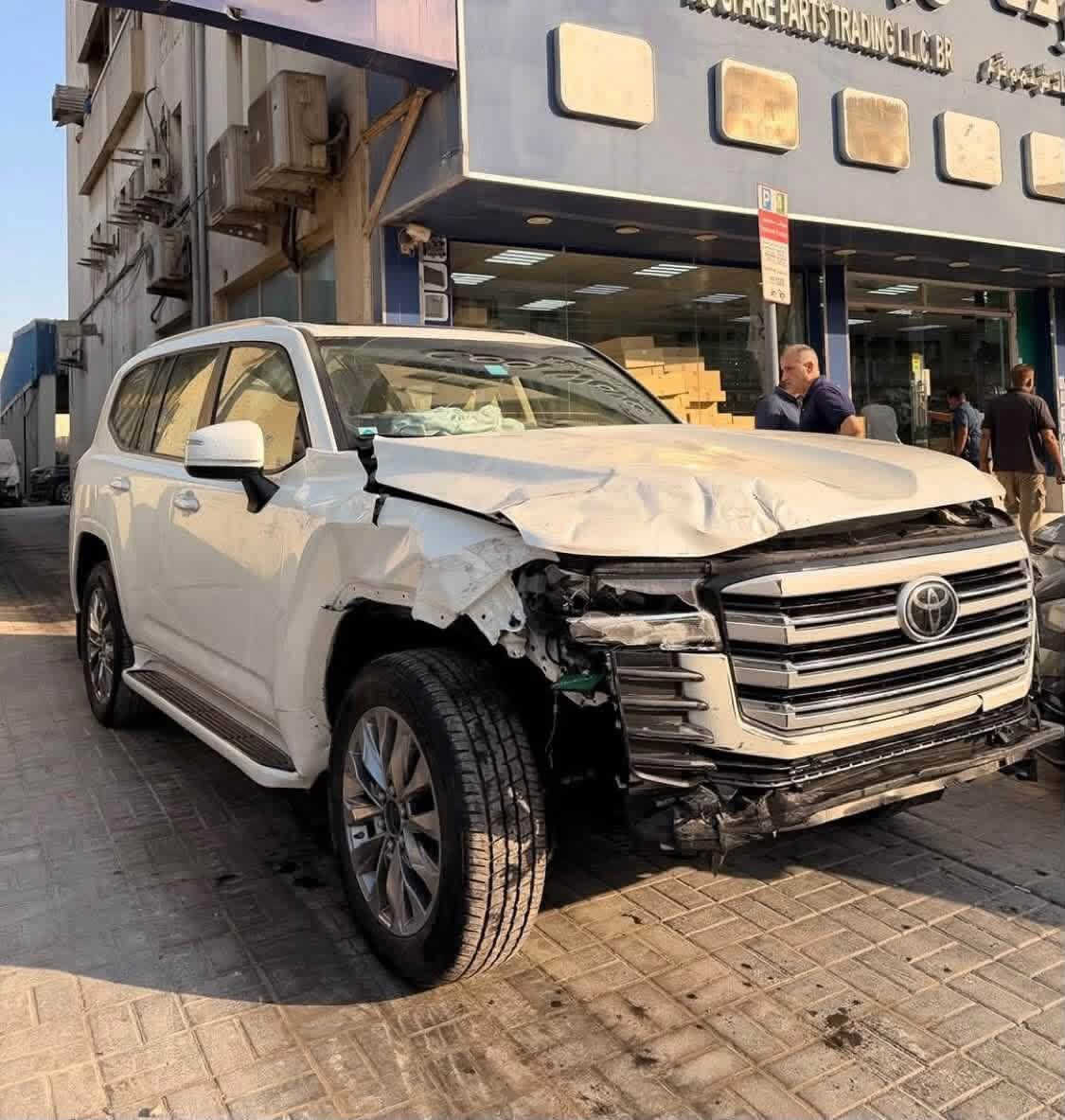 السلام عليكم مكلف بالنشر ابيع على الحادث كفاله عامه سابقاً سياره شغال وكفاله عدى الضرب هذا 
لاندكروزر2025 GXR 
 فئة فل كامل " بالخليج، 
يجي محرك بنزين تنفس طبيعي 
*1. المحرك والأداء*
- *المحرك*: 3.5 V35A-FTS
- *القوة*: 409 حصان @ 5200 
- *القير*: أوتوماتيك 10 سرعات
- *الدفع*: رباعي دائم Full-Time 4WD
*3. مواصفات فئة VX Limited - فل أوبشن خليجي*
*الخارجية:*
- جنوط 20 إنش
- كشافات BI-LED مع تعديل تلقائي + High Beam Assist
- كشافات ضباب LED أمامي وخلفي
- دواسات جانبية مضيئة ألمنيوم
- مرايا كهرباء تطوي + تسخين + تعتيم + ذاكرة
- سقف بانوراما/فتحة
- شنطة كهرباء
*الداخلية والراحة:
- مقاعد جلد فاخر
- مقاعد أمامية + صف ثاني تهوية وتسخين وكهرباء وذاكرة
- مكيف 4 مناطق مستقل
- طارة جلد + خشب كهرباء
- شاشة 12.3 إنش
- شاشة عرض على القزاز HUD
- نظام صوتي JBL 14 سماعة
- شاشات خلفية 11.6 إنش 
- ثلاجة تبريد/تسخين بالكونسول
-
رقم صاحبها للاسفسار  الاستاذ عيسى *********** مكان اربيل

