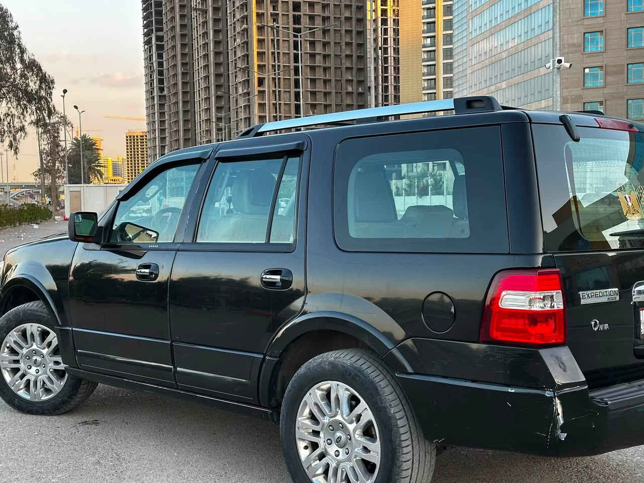 السلام عليكم فورد اكسبدشن لمتد 2012 (Ford Expedition Limited)
موديل 2012 Limited .

 اللون أسود  

 محرك 5.4L V8  

كراسي جلد 

نظام تبريد مركزي3 قطع .

 كراسي كهربائية بالكامل (مع ميزة الذاكرة لخزن وضعية القيادة)، شاشة عرض، كاميرا خلفية، وحساسات امامية وخلفية ودواسات كهربائية .
المقاعد الخلفية كهربائية .

🛠️ حالة السيارة:

 السيارة بحالة جيدة وجاهزة للاستخدام الفوري (شغل واطلع).

محرك وكير جديدات بدلتهن و صيانة دورية منتظمة، المحرك والگير والتبريد بشرط الفحص.
بيها ملاحظات بسيطة 

العنوان بغداد الحرية 

***********
