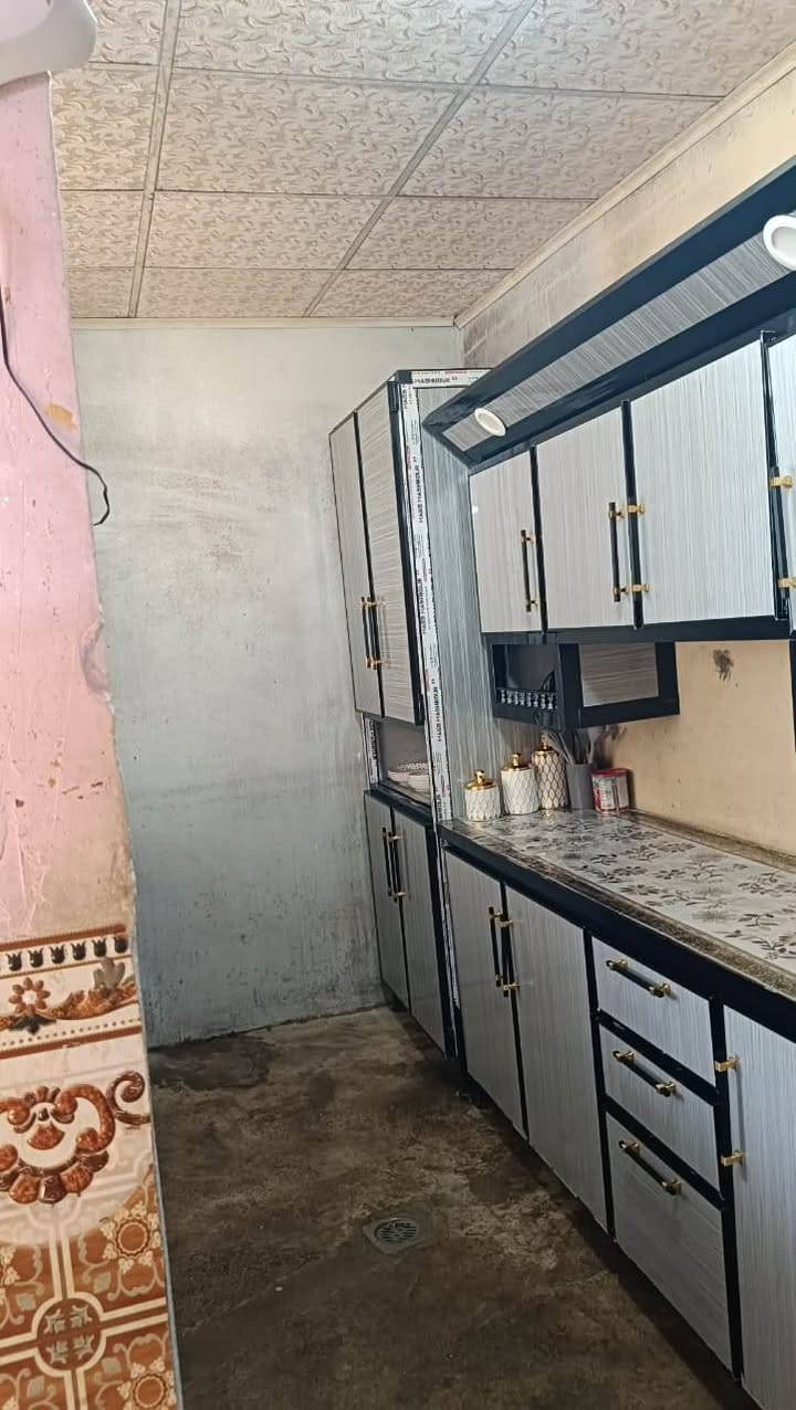 دار مساحه 100متر كارت بلديه يحتوي على غرفة نوم واستقبال ومطبخ وحمام السقف جينكو خدمات ماء كهرباء العنوان حي عدن نهاية سايدين كنيسة تايتنك مسلم معاملة تمليك قرار عشرين السعر 18وبي مجال واذا مقدمه 10هم يرهم 
***********
***********

