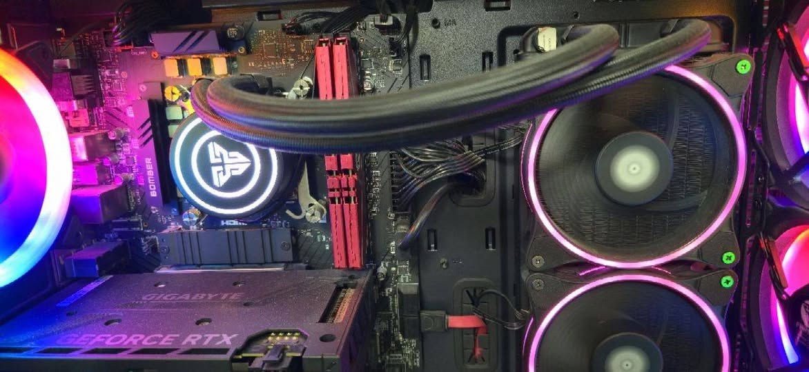 #PC_GAMING_2K
السلام عليكم 
تجميعة كاملة للبيع 
_
CPU/ CI5 14 400F

M.B/ B760 M MSI

GPU/ 4060  8GB GIGABITE X2

RAM/ 32 GB DDR4 (16×2)  3200

M.2/ 1TB

SSD/512 GB

PSU/ 650 W

COOLER/ 240 ML

CACE/ 4 FAN +2

التجميعه نضيفة كلش وكراتين القطع موجوده.
_

الشاشة BLACK  WOLF
2K

165 HZ

32 IN

IPS
_

UPS ONLIN 1KV 

استخدام متواصل تقريبا 15 يوم كارتون وضمان موجود 

_

كيبورد + ماوس + ماوس باد + هيدست + ميز 
كلهه براندات مثل مموضح بالصور كله جديد  وكراتين موجوده 

_
التجميعة مواصفات عالية تشغل كل الالعاب على 2K 

 كاملة يصير سعرهه 12ورقة بس يعني مليون و860 الف بس وبينه مجال بسيط للشراي والفرمته عليه

للاستفسار *********** واتساب
