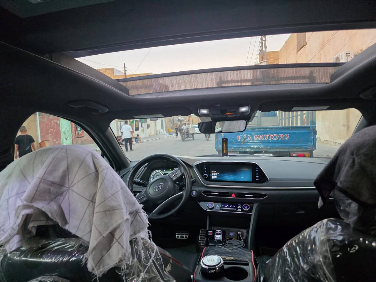السلام عليكم
سوناتا وارد امريكي موديل23 فول مواصفات 
محرك 1600 تيربو 
تبريد ثلج قطعيتن 
كشنات تدفئه 
كشن كهربائي 
السياره حادثه قطعتين جمالغ خلفي وقبق الجنطه  بجم كبس مامفتوح برغي منه  
رقمها نجف تحويل ثاني يوم
السعر 175 وبيها مجال بسيط للشراي
***********
