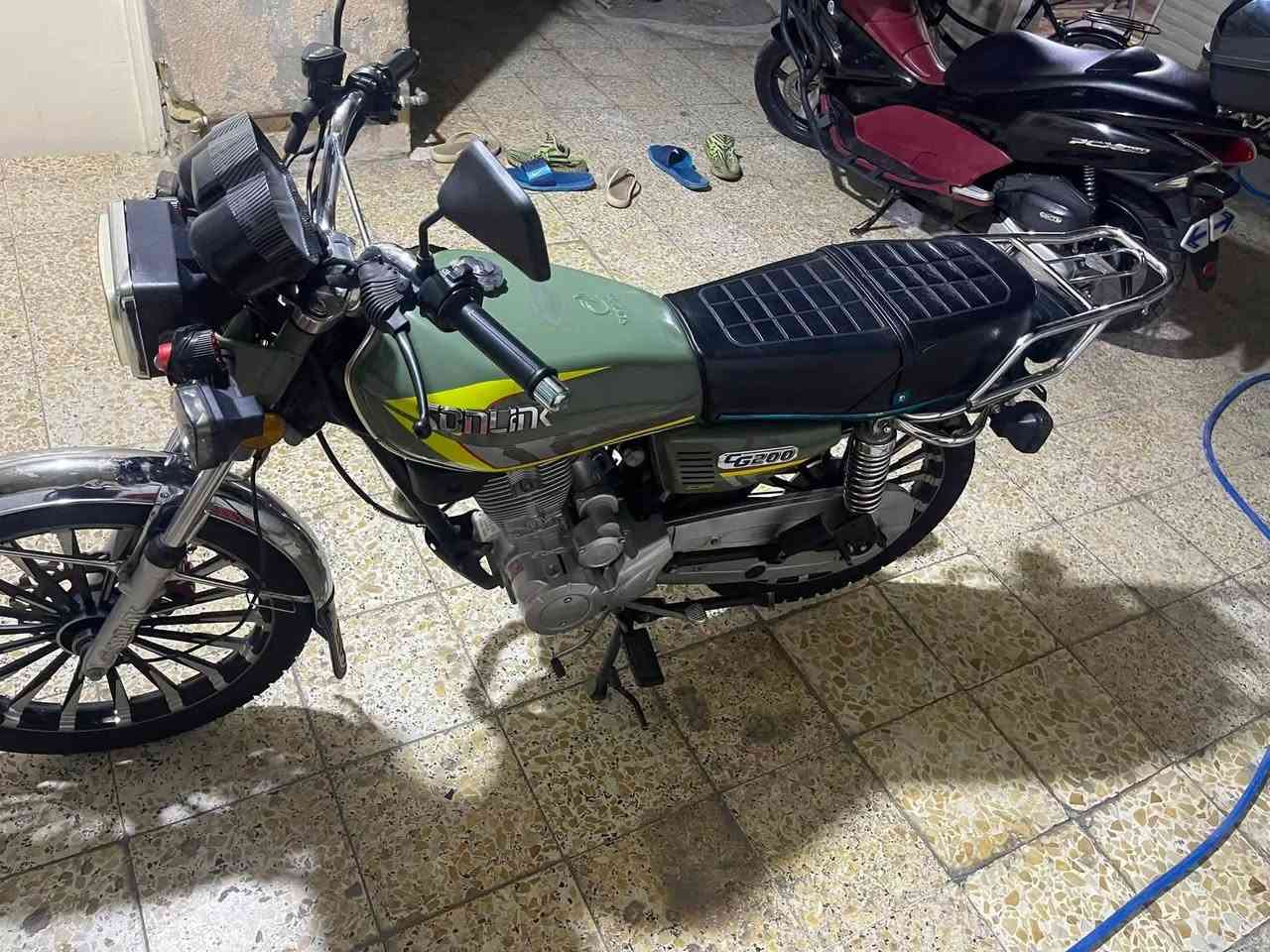 السلام عليكم للبيع دراجه سولنك25 اخت الزيرو ممشه قليل ممشتغل بيه دلفري اوراق كامله السعر 750 وبيه مجال للشراي الماكن بغداد حي اور   رقمي ***********واتساب
