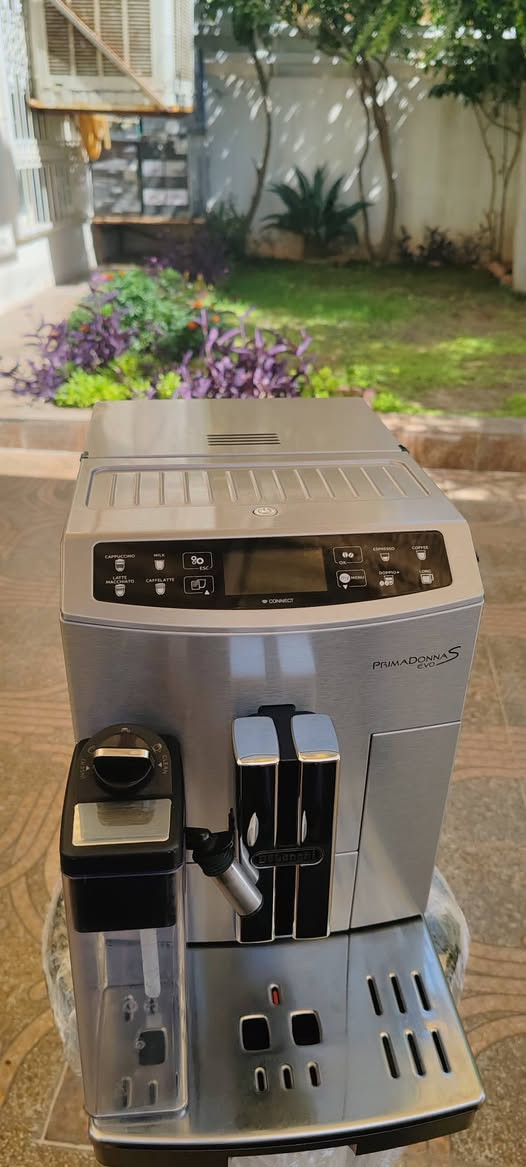 المواصفات والميزات الرئيسية لآلة القهوة De'Longhi PrimaDonna S EVO:
نظام LatteCrema الذكي: تحضير رغوة حليب غنية وكثيفة للكبوتشينو واللاتيه تلقائياً.  
​مطحنة مدمجة: مطحنة حبوب القهوة مدمجة مع إمكانية تعديل درجة الطحن حسب الرغبة.
​شاشة عرض رقمية (LCD): شاشة تفاعلية مع أزرار لمس لسهولة اختيار المشروبات وإعدادها.  
​خيارات مشروبات متعددة: تحضير الإسبريسو، الكابتشينو، اللاتيه ماكياتو، والماء الساخن بنقرة زر واحدة.
​إمكانية تخصيص المشروب: التحكم في قوة القهوة، كمية الماء، ودرجة الحرارة.
​تنظيف تلقائي: نظام تنظيف ذاتي للأنبوب وإبريق الحليب بعد كل استخدام.  
​هيكل من الفولاذ المقاوم للصدأ (ستانلس ستيل): تصميم أنيق ومتين.  
​إمكانية استخدام القهوة المطحونة: تحتوي على فتحة خاصة لاستخدام القهوة المطحونة بدلاً من الحبوب.
سعر 550الف 
نضافة 98%
***********
