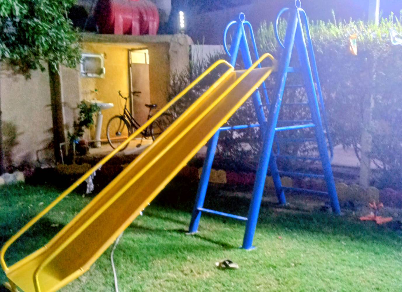 للبيع منضدة عمل وزحليقة عمل وفيشة ونطاطة 
***********