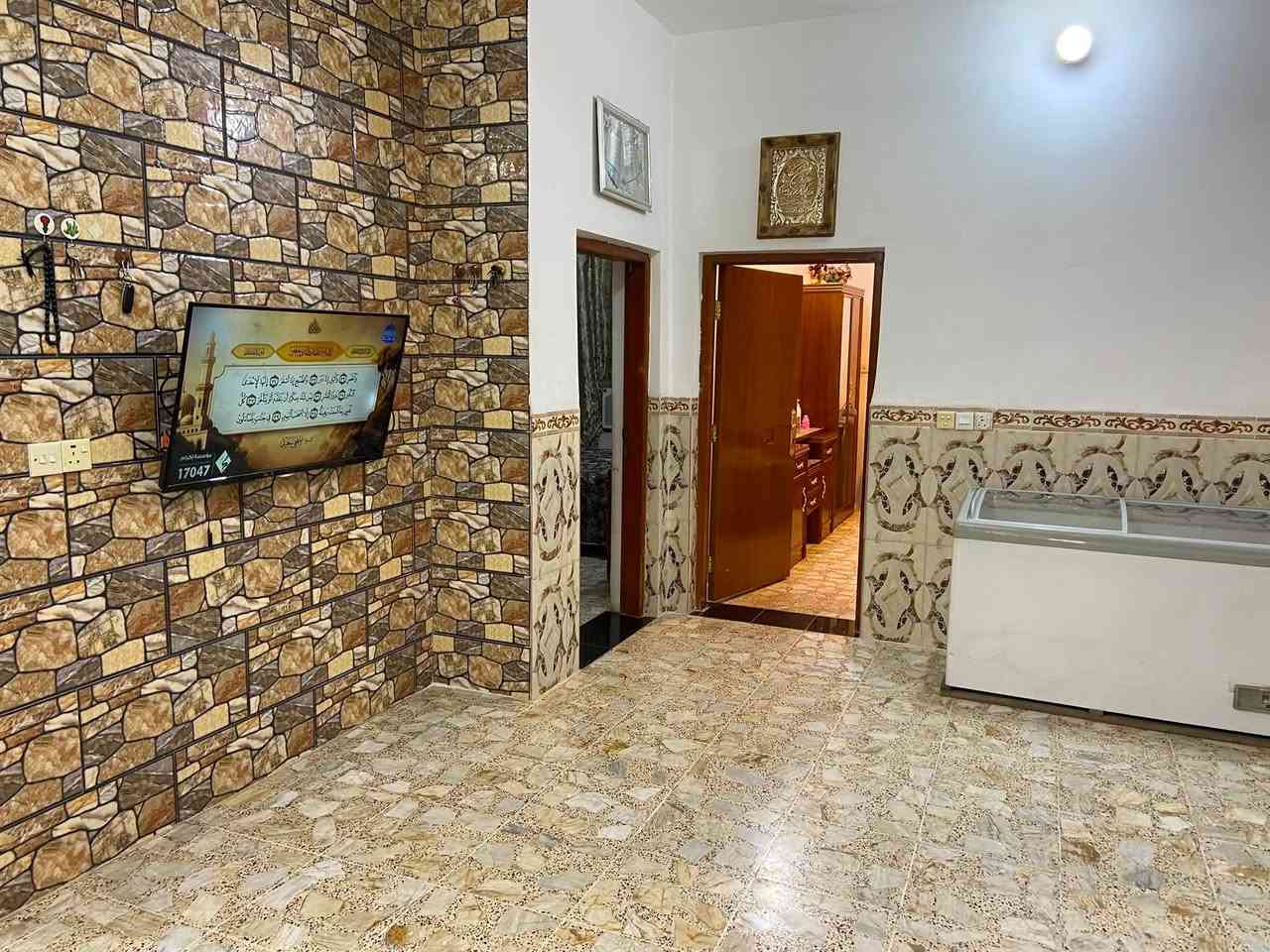 السلام عليكم دار للبيع 
مساحتة ٤٥٠متر
التفاصيل :
استقبال
مطبخ غرفتين نوم +صحيات 
طابو ملك صرف 
العنوان المدائن /الجعارة /شارع بيت عبود التركي
بيع مستعجل
للاستفسار على الرقم التالي 
***********
