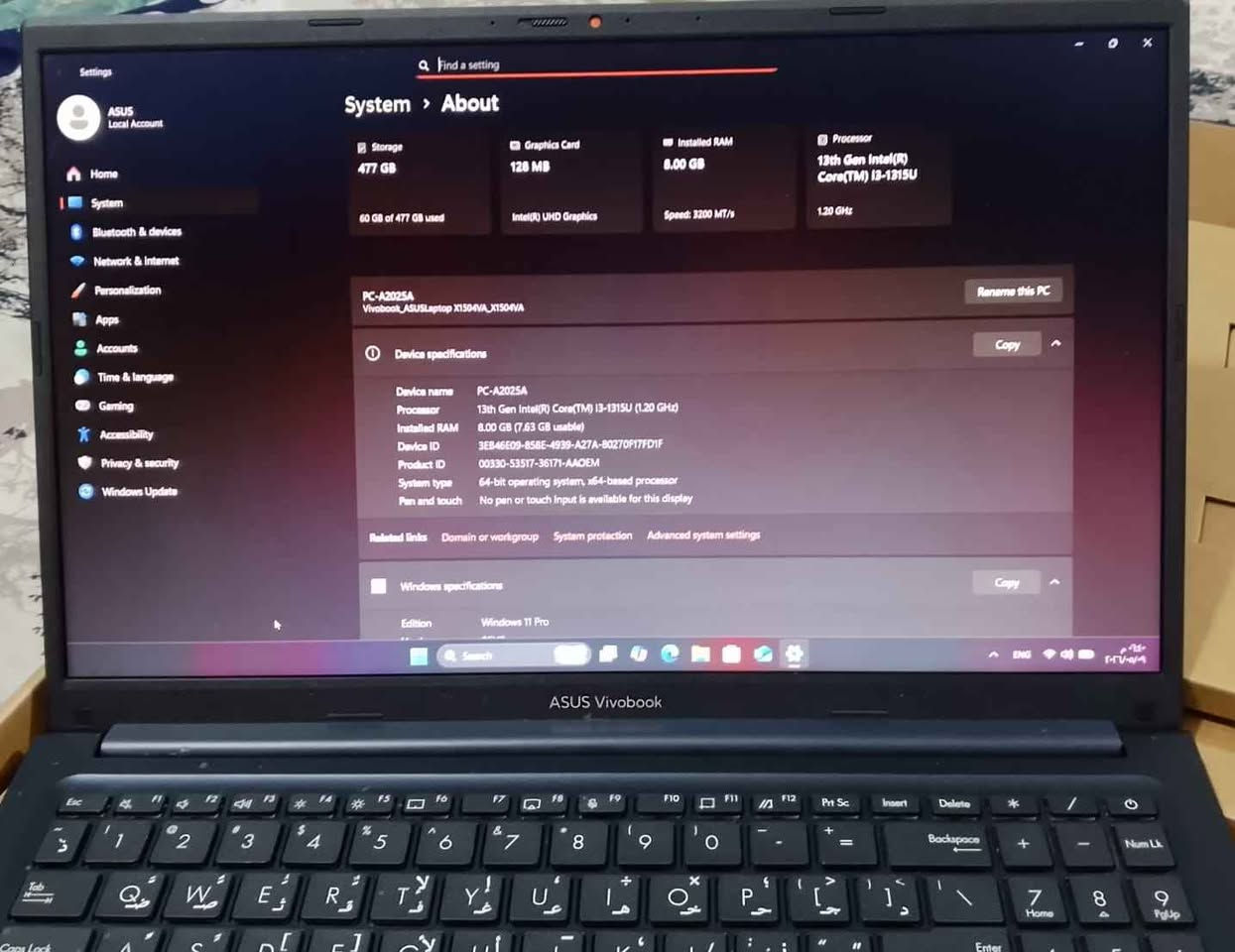 لاب توب للبيع // نوع ASUS Vivobook 15 
السعر (٤٠٠ ألف) مكاني بغداد حسينية الراشدية
 *********** او ***********

​المعلومات الأساسية
الجهاز "نظافة 95% مع الكارتون"
​الموديل (Model): ASUS Vivobook 15
(الرمز الدقيق: X1504VA-NJ816).
​اللون: أزرق هادئ (Quiet Blue).

​المواصفات التقنية (Hardware)
​المعالج (CPU): Intel Core i3-1315U
(من الجيل الثالث عشر، وهو معالج اقتصادي وجيد للمهام اليومية والدراسية).

​الذاكرة العشوائية (RAM): 4 جيجابايت من نوع DDR4
(مدمجة على اللوحة الأم On-Board).

​التخزين (SSD): 512 جيجابايت من نوع NVMe PCIe 3.0
(سريع جداً في التشغيل ونقل البيانات).

​الشاشة (LCD): مقاس 15.6 بوصة بدقة FHD (1920x1080)،
وهي شاشة قياسية مريحة للعين.

​كرت الشاشة (VRAM): لا يوجد كرت شاشة منفصل
 (يعتمد على الكرت المدمج في المعالج Intel UHD).

​المنافذ والاتصال
​المنافذ (USB): يحتوي على منفذ USB 2.0، ومنفذين USB 3.2، ومنفذ واحد USB-C.

​الاتصال اللاسلكي: يدعم Wi-Fi 5 و Bluetooth.

​البطارية: 3 خلايا بقدرة 42 وات في الساعة. بغداد, العراق
