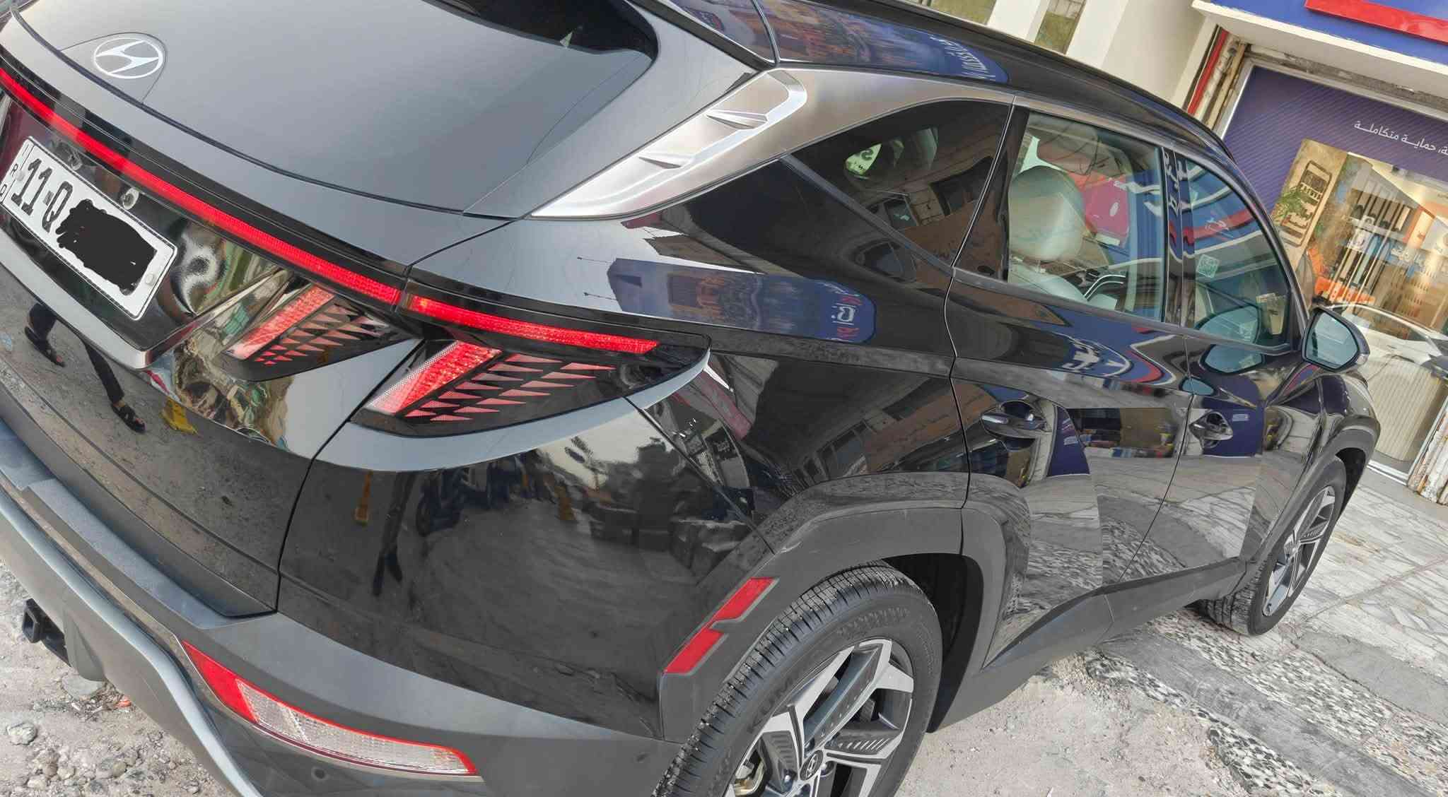 السلام عليكم للبيع توسان لمتدد اعلى فئة
وبدون ايرباك السعر 188$  وبيها مجال للشراي رقمها بغداد وتحويل ثاني يوم
 خمس كامرات
موديل 2023 وارد امريكي السيارة ماشية28 الف ميل فقط
لون  اسود شذري
السياره تتقدم وترجع بالبصمة
كير دكم 
 تو ويل
خزن ميموري للكشنات
بصمة تشغيل 
تشغيل عن بعد
بصمة أبواب لمس 
دخول ذكي 
بانوراما على طول السيارة 
صندوق كهرباء شفط 
كامرات 360 درجة
 ( جانبية - أمامية - خلفية )  -5 كامرات
كامرات مع الأشارة 
تدفئة وتبريد جميع الكشنات 
ماعدى الكشنات الخلفية فقط تدفئة
رادرات وسياقة ذاتية 
الكشنات الأمامية كهرباء 
أضواء محيطية متعدد
مرايات تعتيم ذاتي 
أبل كار بلي 
أندرويد أوتو 
شاشة ديجتال 3 أشكال للقيادة 
أشاير ترحيب 
أضواء أمامية LED زنون 
أضواء خلفية LED
نظام سماعات BOOS مايحتاج اسولف عنهن
توزيع ممتاز كلش عالي
فول أوامر صوتية 
جامات أوتو 
قطعتين تبريد 
إشارات ب المري 
شفتات ستيرن 
تحكمات ستيرن 
هاند بريك بصمة 
شحن واير ليس 
منافذ شحن 
أوتو هولد 
اوتو ستوب 
حساسات أمامية 
حساسات خلفية 
گير ٣أنظمة سمارت وسبورت ونورمل 
رادار أمامي 
رادار خلفي 
رادار جانبي 
نقطة عمياء
وبعد بيه كلش هواي مواصفات
 
حادث سياره فقط بنيد وبدون ايرباك والصور كدامكم وهي احلى من الصور بالحقيقة 
سياره جديده ومابيه اي نقص عليه حمام جديد وبوليش ونانو سيراميك ب300 الف قبل ايام في مركز موسكو  وتبديل دهن قبل يوم يم مركز الحسام السيارة جاهزة مرقمة بغداد / البنوك ***********
