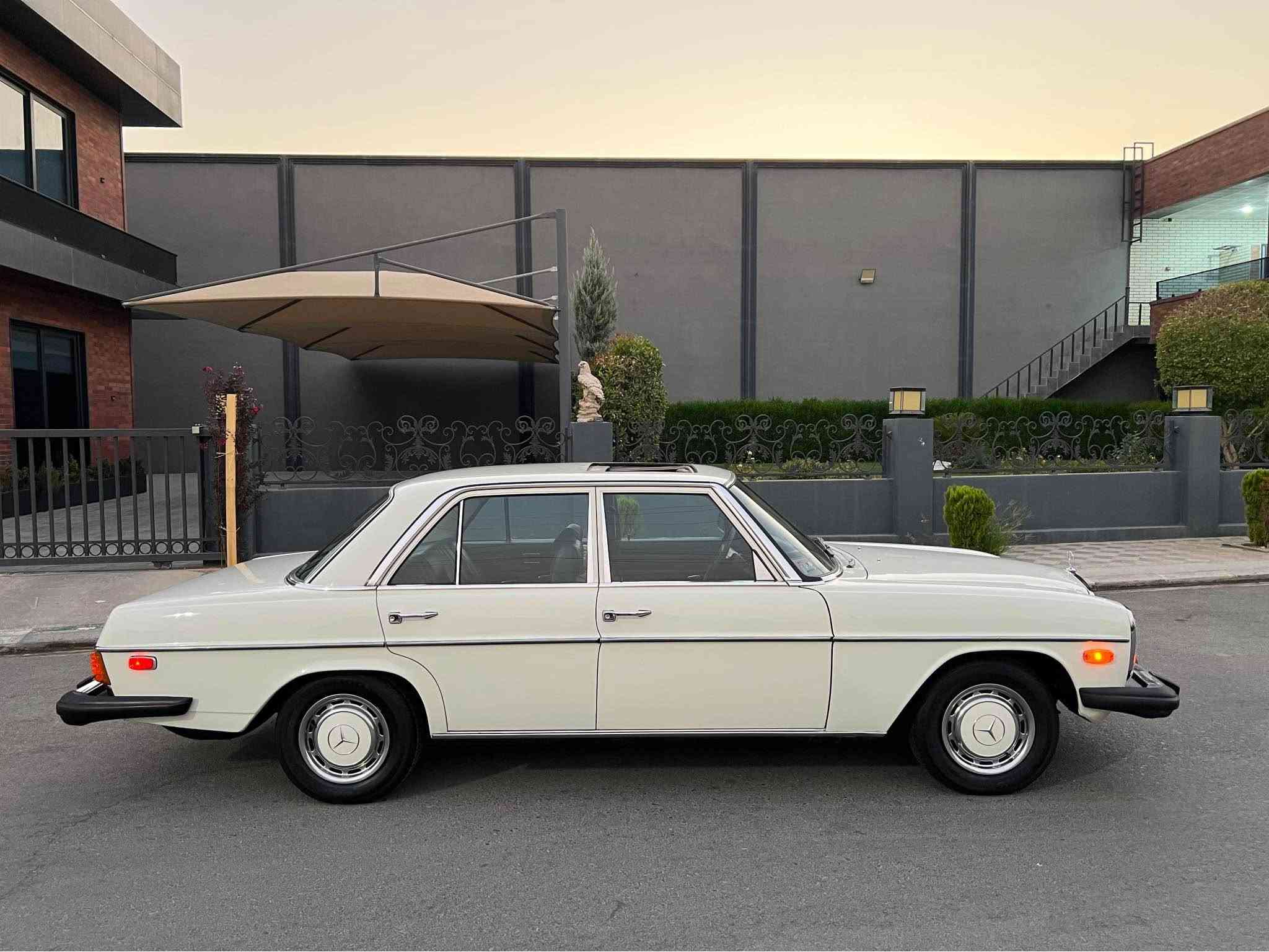 Mercedes Benz E240 D DIESEL 1974

موديل ١٩٧٤ مواصفات امريكي فول مواصفات 
دخول جديد تبريد سلايد قفل مركزي ستيرن پاور 
كشن جلد داخل نيلي 

ديزل محرك گير كل عل بيلاد برغي مامفتوح 
داخل و خارج سيارة كل عل بيلاد 

ماشي ٧٧٠٠٠كم 

مكان سيارة اربيل معرض هاشم للسيارات 

***********
*********** أربيل, العراق
