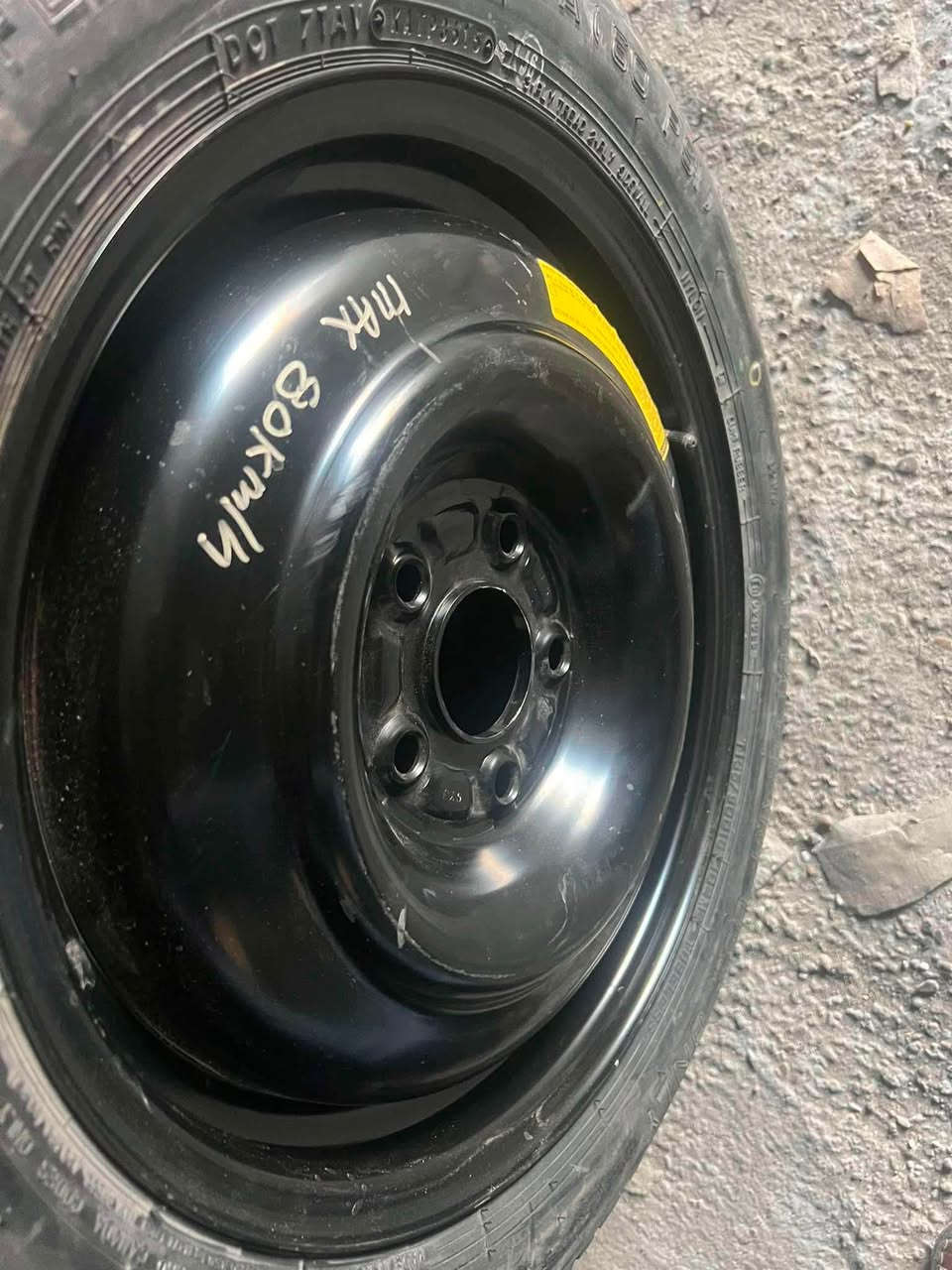 السلام عليكم 
متوفر سبير BYD جميع الفئات 
سبير ياباني تاير برجستون سبيرات جدد 
مع الفلينة والملحقات 
متوفر توصيل جميع محافظات العراق 
للأستفسار : 
***********
***********
