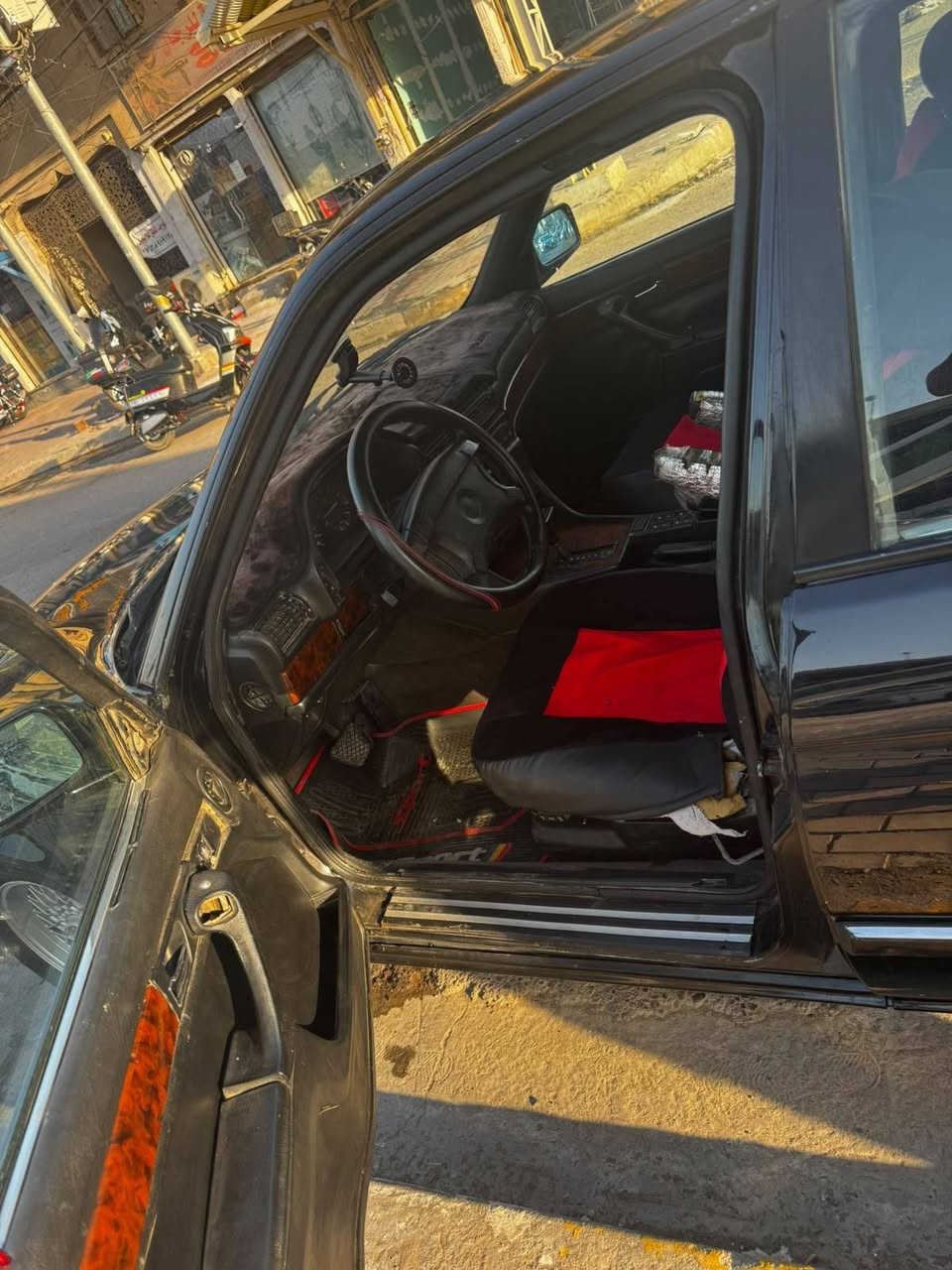 السلام عليكم 🌹
 BMW للبيع موديل 1٩93 فول مواصفات رقم بغداد  باسمي الجديد محرك كير  تبريد كله جديد ***********بيع او مراوس حسب القناعة /***********

نص مكتوب في الصور:
- @pu_1z