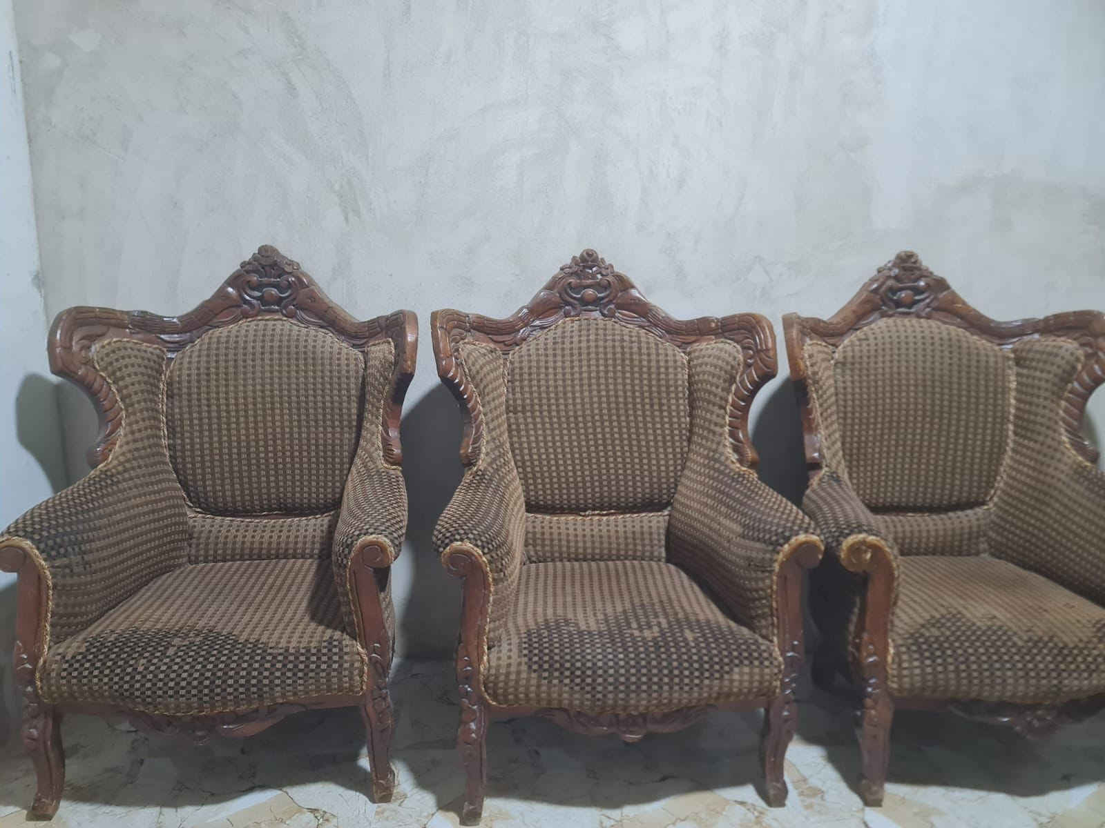 تخم ١٠ مقاعد حطاطه كله نضيف بس  يرادله غسل لان عدهم عمال السعر ١٥٠
باترينه المنيوم نضيفه ٧٠
طباخ ٤ عيون شغال ع الفحص ٥٠
العنوان قرية المختار ***********بي واتساب

