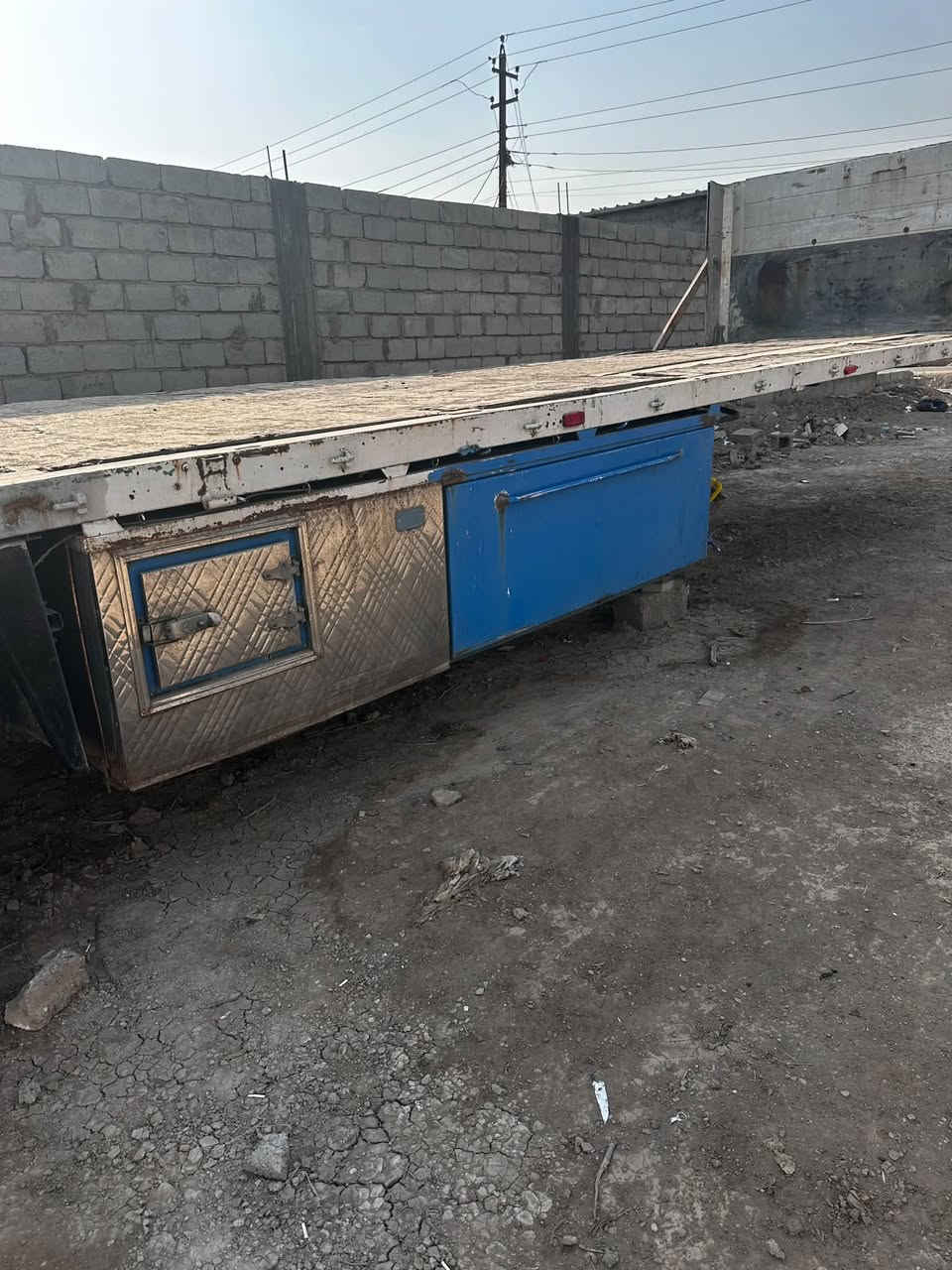 سلام عليكم سيارة سكانيا  للبيع 2003مكفولة قمارة كير شاصي مكينة انجكشن اربع خطوط بيها بخار بدون تنقيص سنوية لل 2028تنتهي تحويل ثاني يوم رقم سليمانية السعر 140وبيها مجال ملاحضة العربانة طاڰة للستفسار ***********
