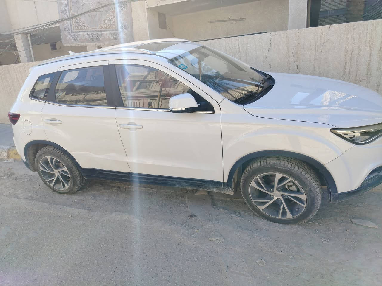 السلام عليكم
سيارة فاو x40 2018 للبيع السيارة ماشية 30 الف السيارة مكفولة من الصبغ بيها فقط هي الطخة كما موضح بالصور بالباب الخلفي السيارة السيارة محركها 1600 السيارة متابعتها و ادامتها كلها بالشركة رقمها بغداد و بأسمي مكانها الغزالية السعر 91 و بيها مجال الاتصال على الرقم *********** و بيه واتساب
