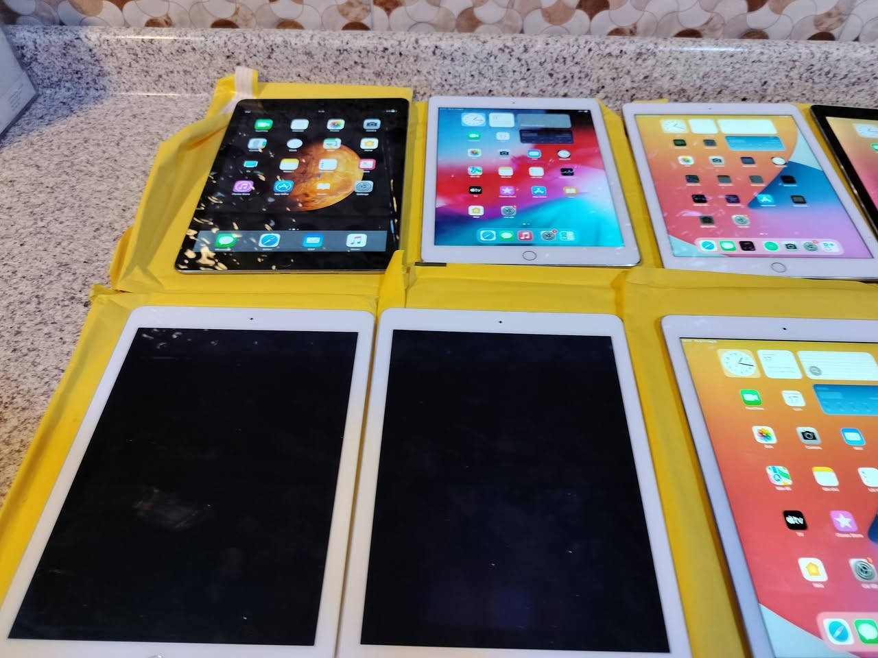 وصل 📲 ايباد اير 2 ومني 4 نضافه 100 كلش نضيف ياتلحك يا لا اسعار جوه السوك شرط . ***********
