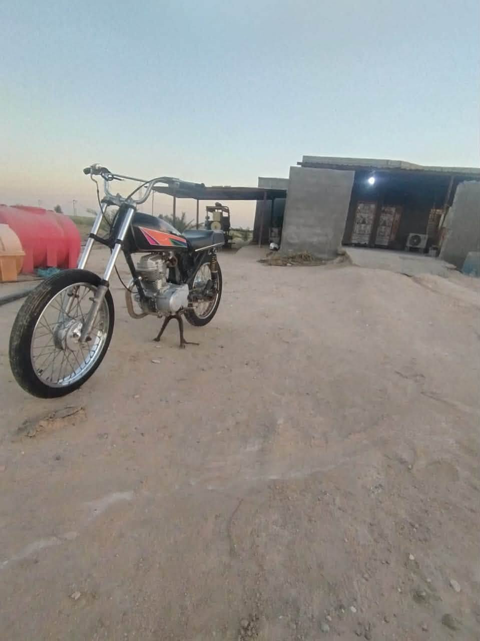 سلام عليكم دراجه للبيع مكفوله من كلشي ودرجه نضيفه ما متعوبه بس گطعت ولفات وهملتها رايدها 300 وبيها مجال حگ جيه وان شاء الله ما اقصر وياكم ***********

