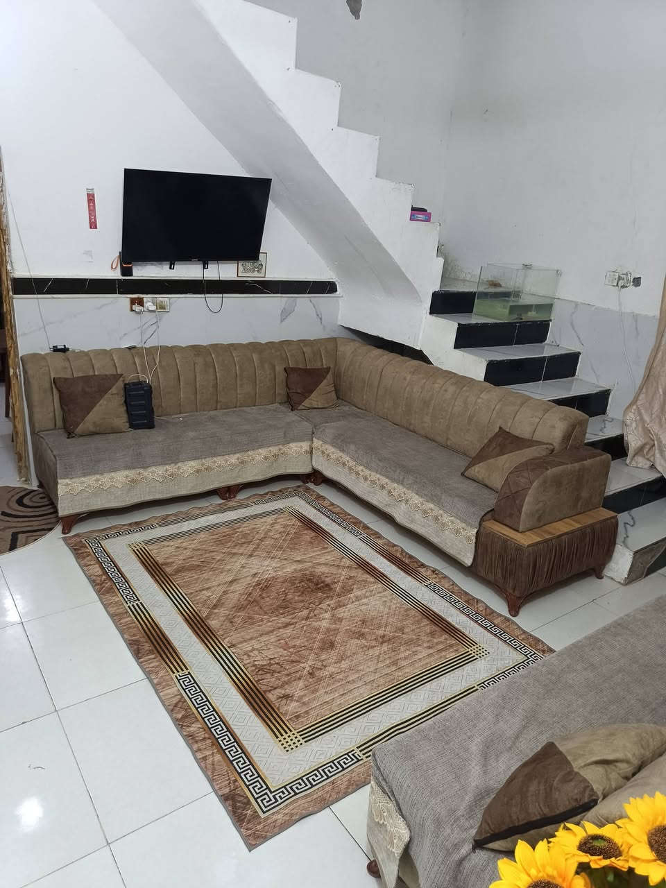 بيت في كربلاء منطقه لفدين مقابيل مجمع الوارث سند 17 يبعد على لإمام 3 كيلو مساحته 85 متر طابق ونص يتكون من حديقه خارجيه وطارمه مع صحيات ومطبخ مساحته 5×3 وصاله 4×4 وغرفه 5×4 منور 6× متر   للاستفسار أكثر ***********
